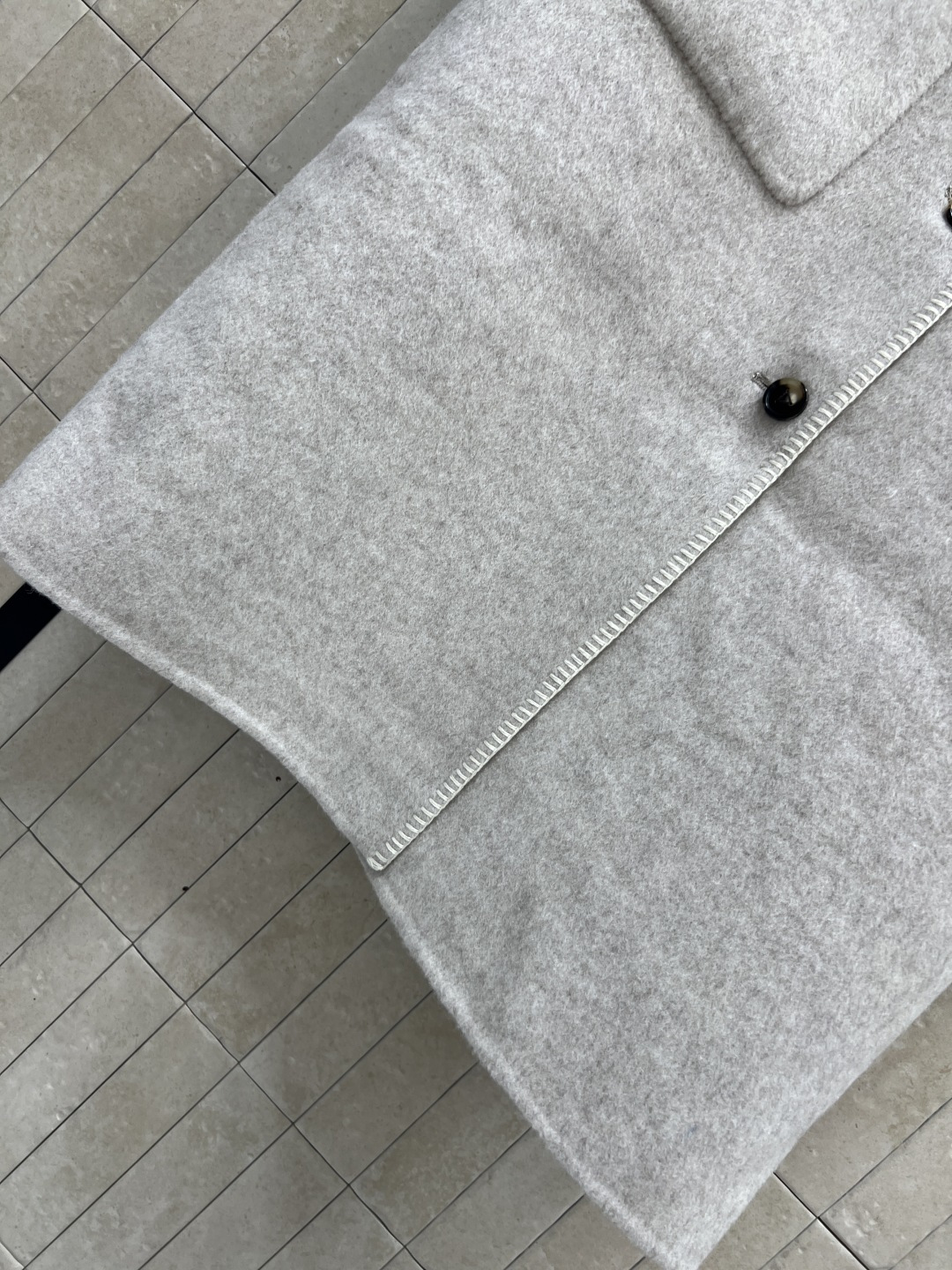 25秋冬新款 浅灰色圆领长款大衣 上身倍显气质优雅 小圆领单排扣设计 落肩直筒H版型 上身减龄又复古优雅