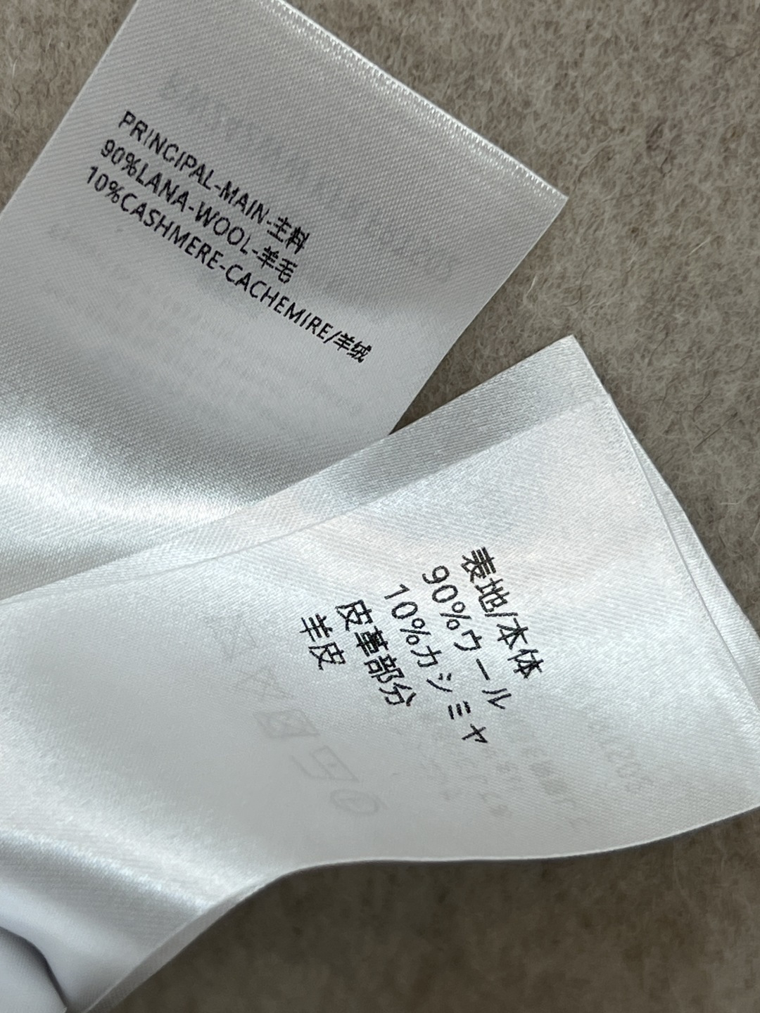 25秋冬新款 浅灰色圆领长款大衣 上身倍显气质优雅 小圆领单排扣设计 落肩直筒H版型 上身减龄又复古优雅