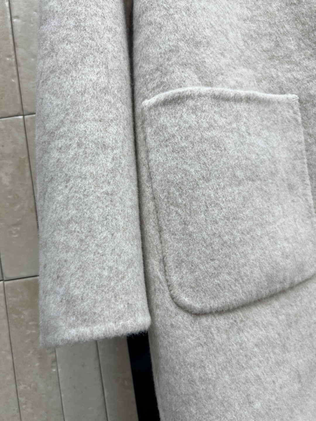 25秋冬新款 浅灰色圆领长款大衣 上身倍显气质优雅 小圆领单排扣设计 落肩直筒H版型 上身减龄又复古优雅