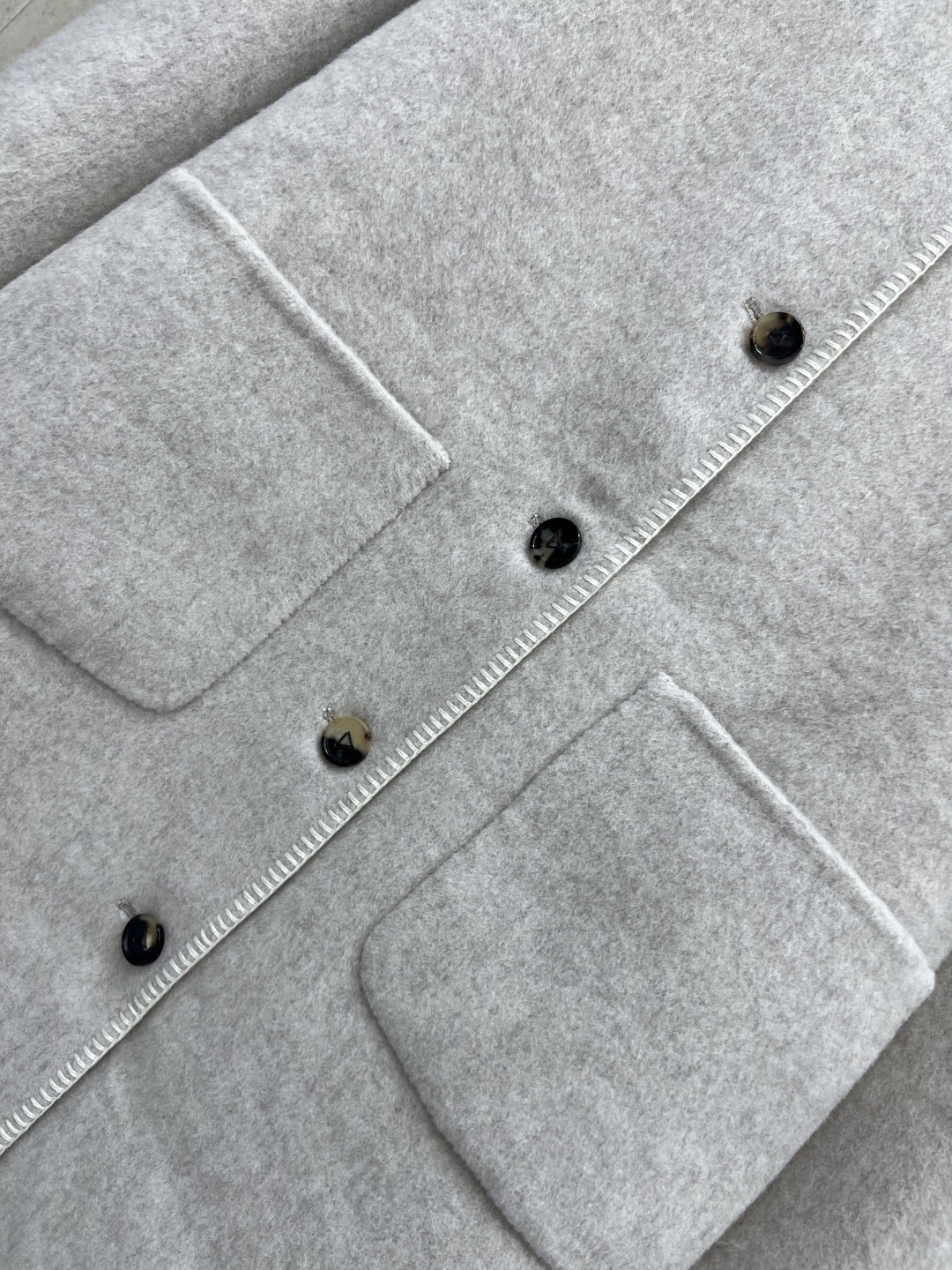 25秋冬新款 浅灰色圆领长款大衣 上身倍显气质优雅 小圆领单排扣设计 落肩直筒H版型 上身减龄又复古优雅