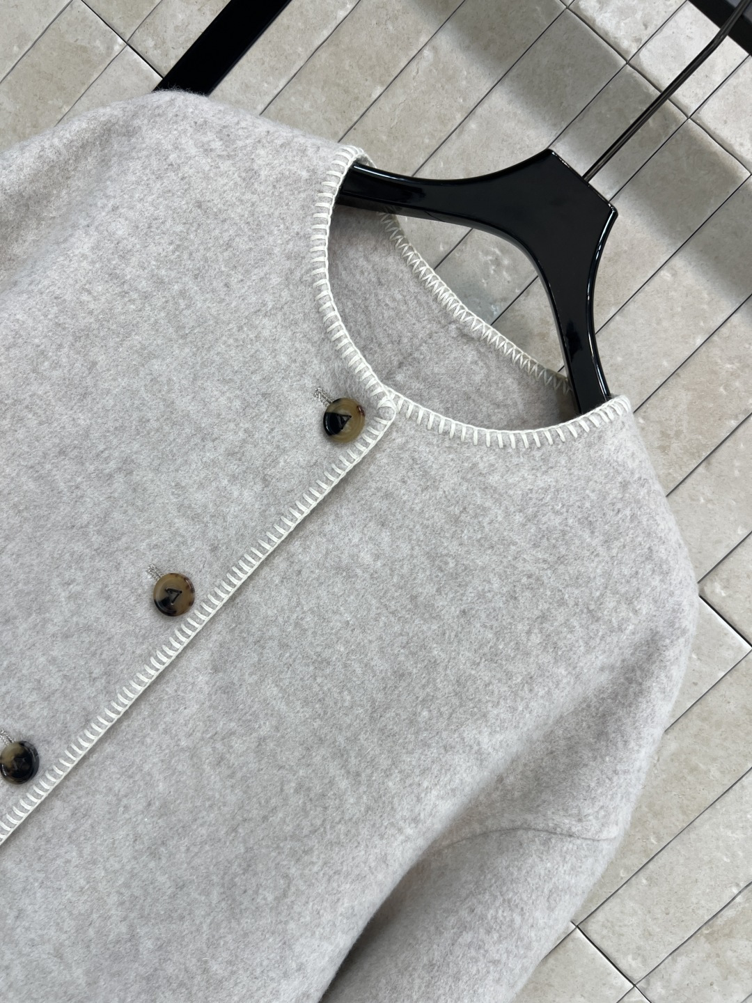 25秋冬新款 浅灰色圆领长款大衣 上身倍显气质优雅 小圆领单排扣设计 落肩直筒H版型 上身减龄又复古优雅