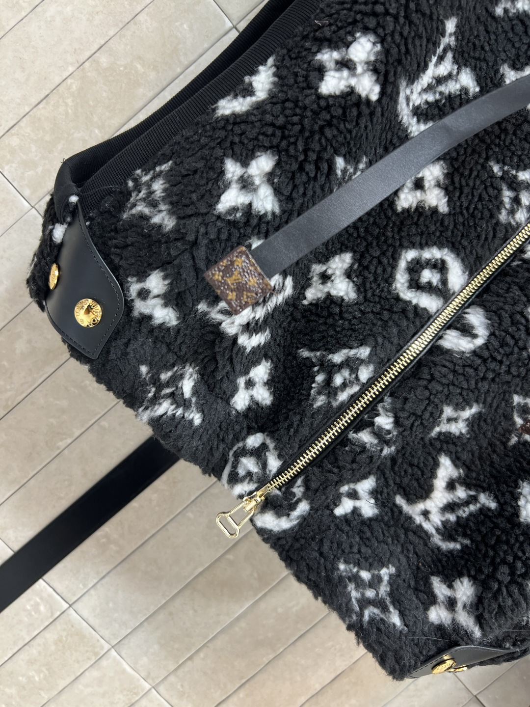 L家 25秋冬新款 老花羊羔毛连帽马甲外套 面料柔软 轻薄又舒适摸起来超级舒服 上身一点也不显臃肿 细节