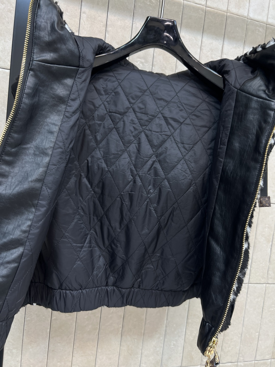 L家 25秋冬新款 老花羊羔毛连帽马甲外套 面料柔软 轻薄又舒适摸起来超级舒服 上身一点也不显臃肿 细节