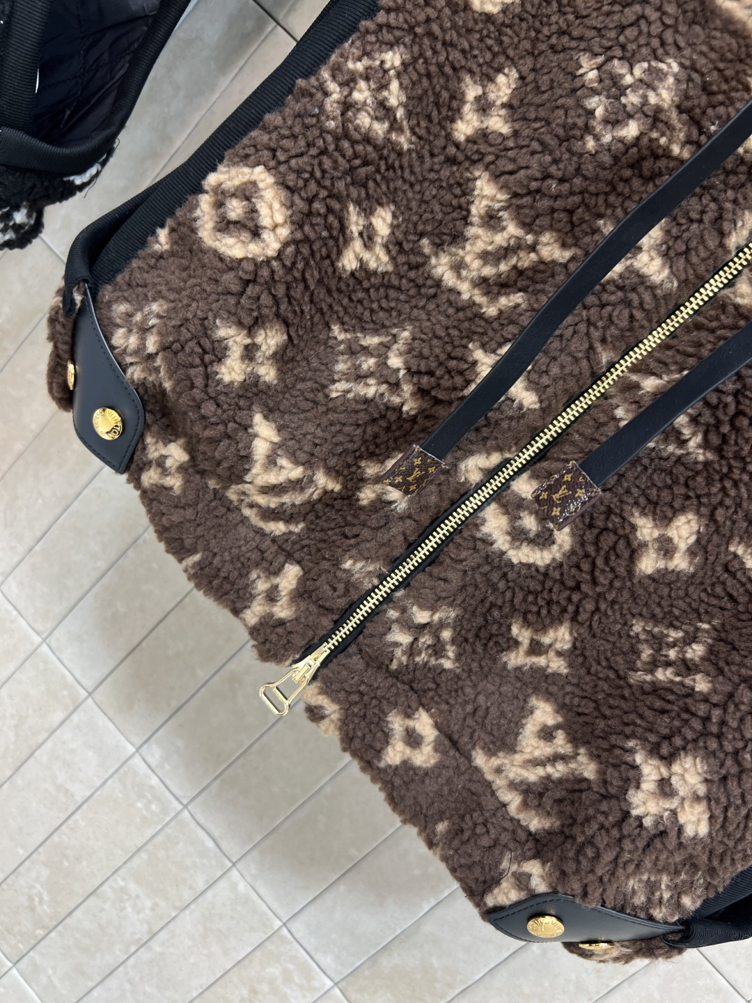 L家 25秋冬新款 老花羊羔毛连帽马甲外套 面料柔软 轻薄又舒适摸起来超级舒服 上身一点也不显臃肿 细节