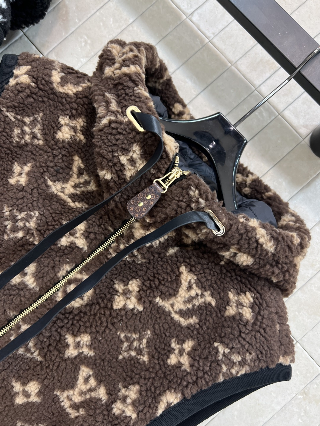 L家 25秋冬新款 老花羊羔毛连帽马甲外套 面料柔软 轻薄又舒适摸起来超级舒服 上身一点也不显臃肿 细节