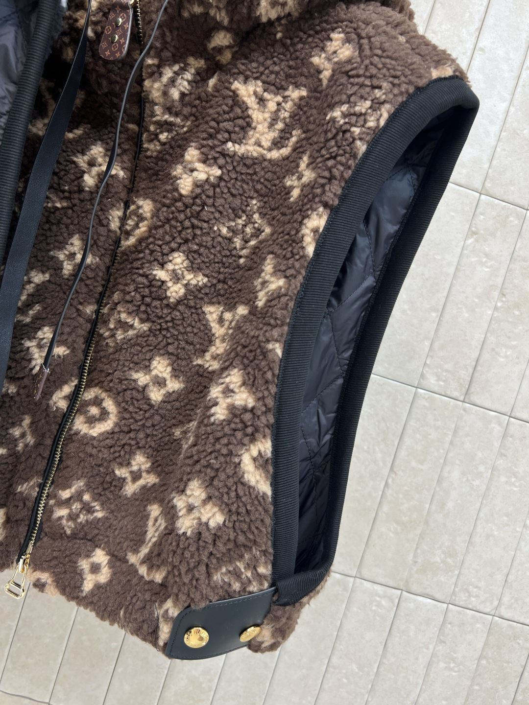 L家 25秋冬新款 老花羊羔毛连帽马甲外套 面料柔软 轻薄又舒适摸起来超级舒服 上身一点也不显臃肿 细节