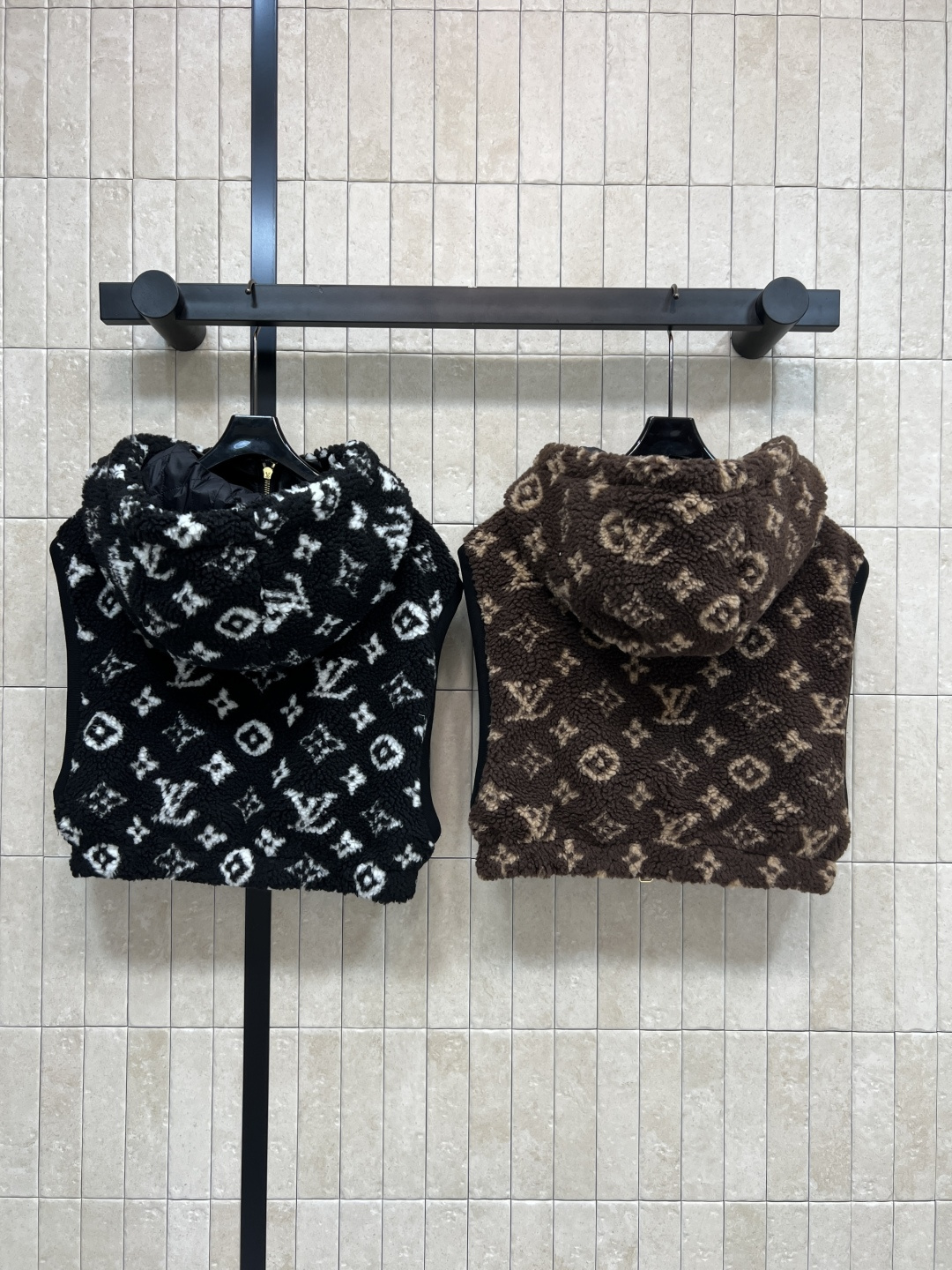 L家 25秋冬新款 老花羊羔毛连帽马甲外套 面料柔软 轻薄又舒适摸起来超级舒服 上身一点也不显臃肿 细节