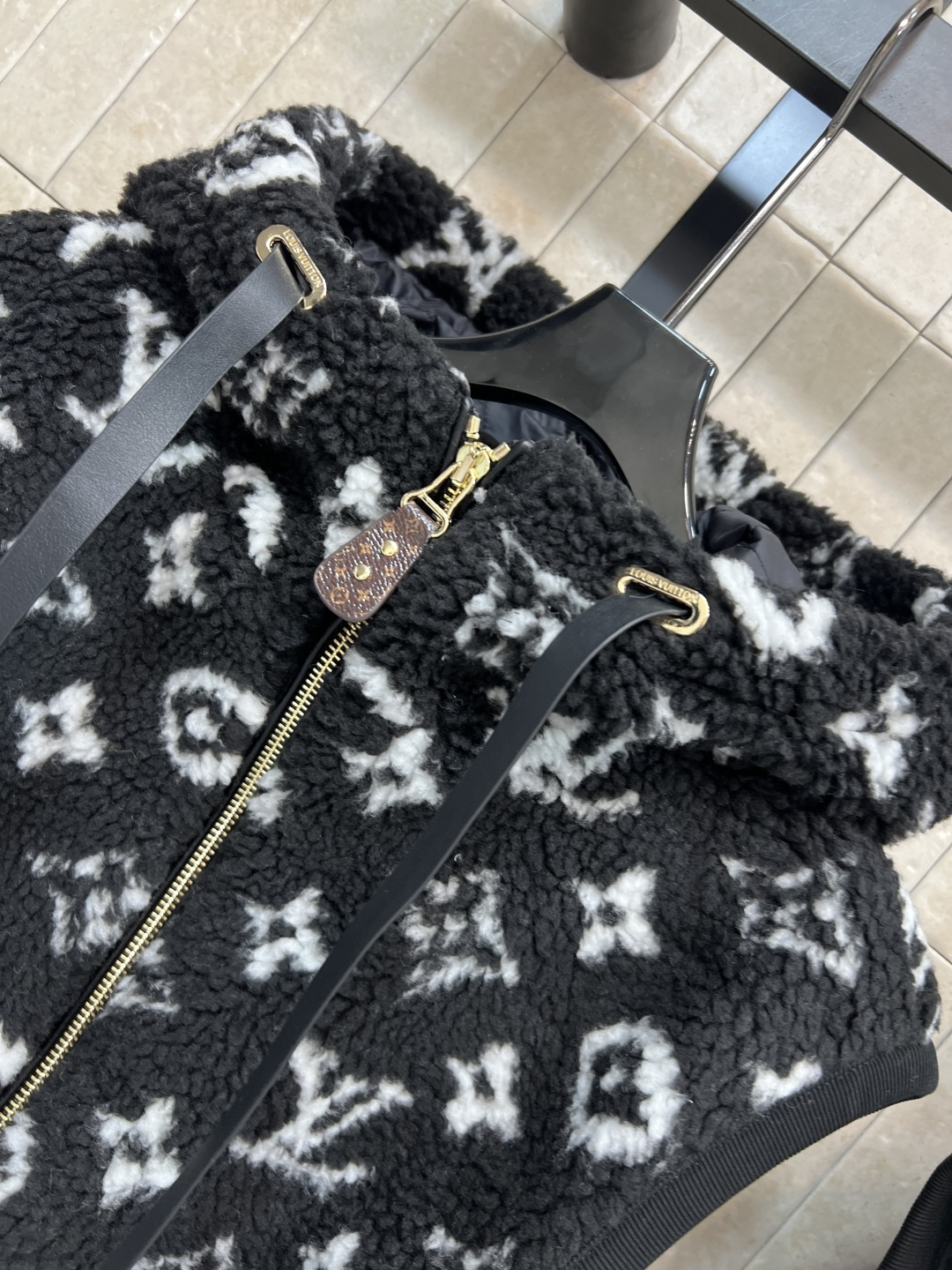 L家 25秋冬新款 老花羊羔毛连帽马甲外套 面料柔软 轻薄又舒适摸起来超级舒服 上身一点也不显臃肿 细节