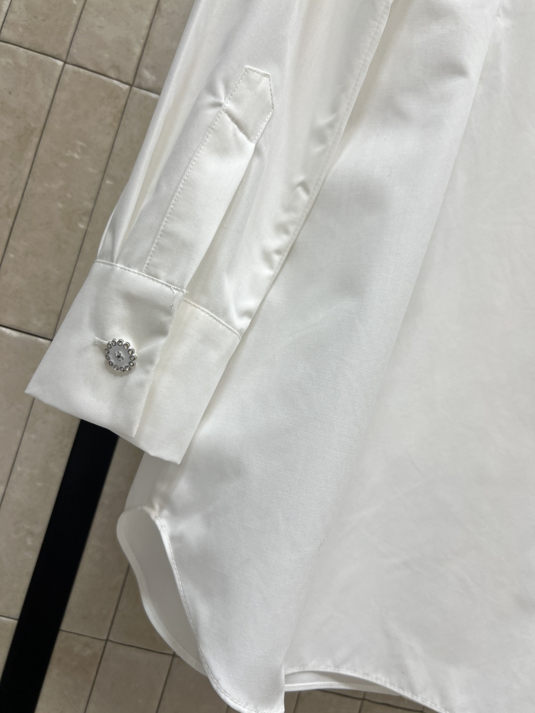 小香家 25秋冬新款 系带翻领长款衬衫 温婉气质翻倍 矜贵气韵立马拿捏 领口可系带蝴蝶结 点亮造型 立体