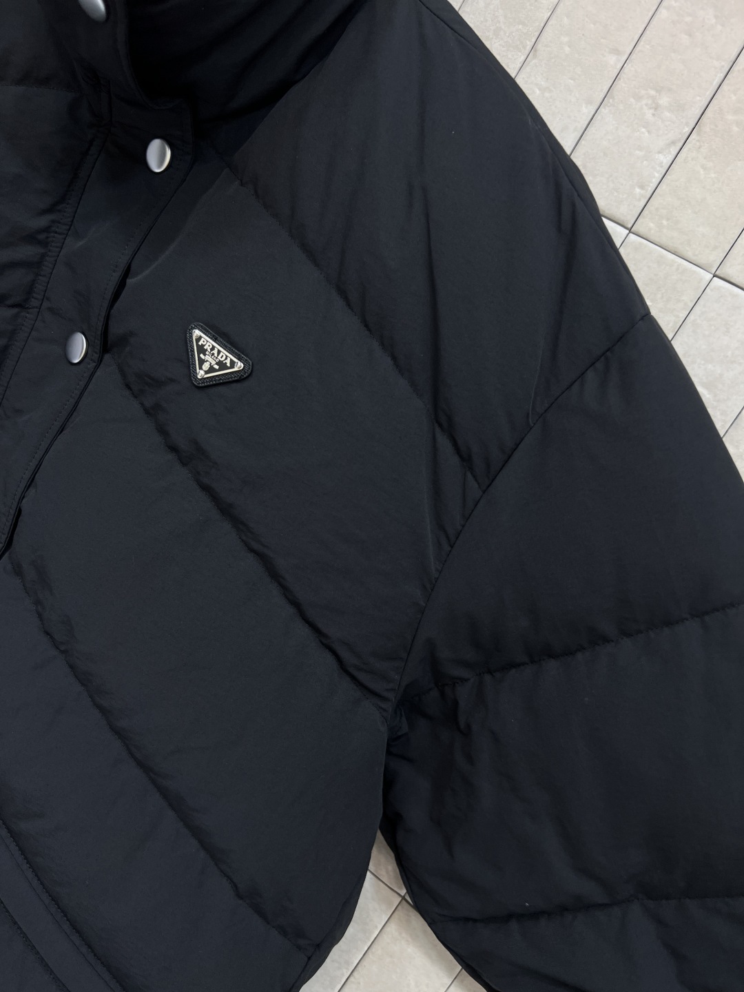 PD家 25秋冬新款 立领羽绒服 宽松面包服款式上身舒适又不显臃肿 下摆螺纹设计对身材包容性很好 也可以