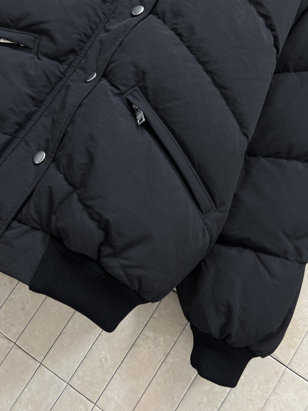 PD家 25秋冬新款 立领羽绒服 宽松面包服款式上身舒适又不显臃肿 下摆螺纹设计对身材包容性很好 也可以