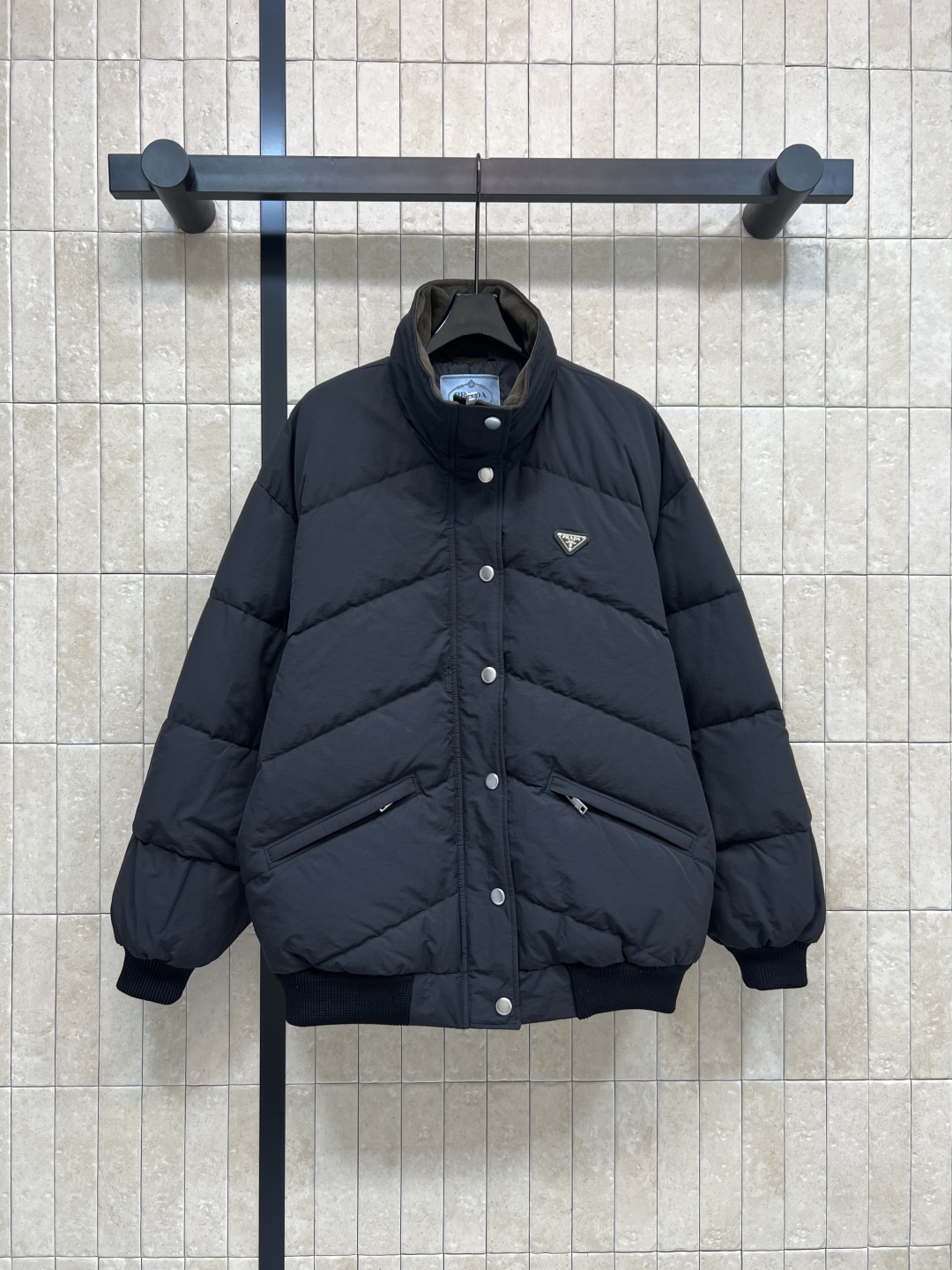 PD家 25秋冬新款 立领羽绒服 宽松面包服款式上身舒适又不显臃肿 下摆螺纹设计对身材包容性很好 也可以