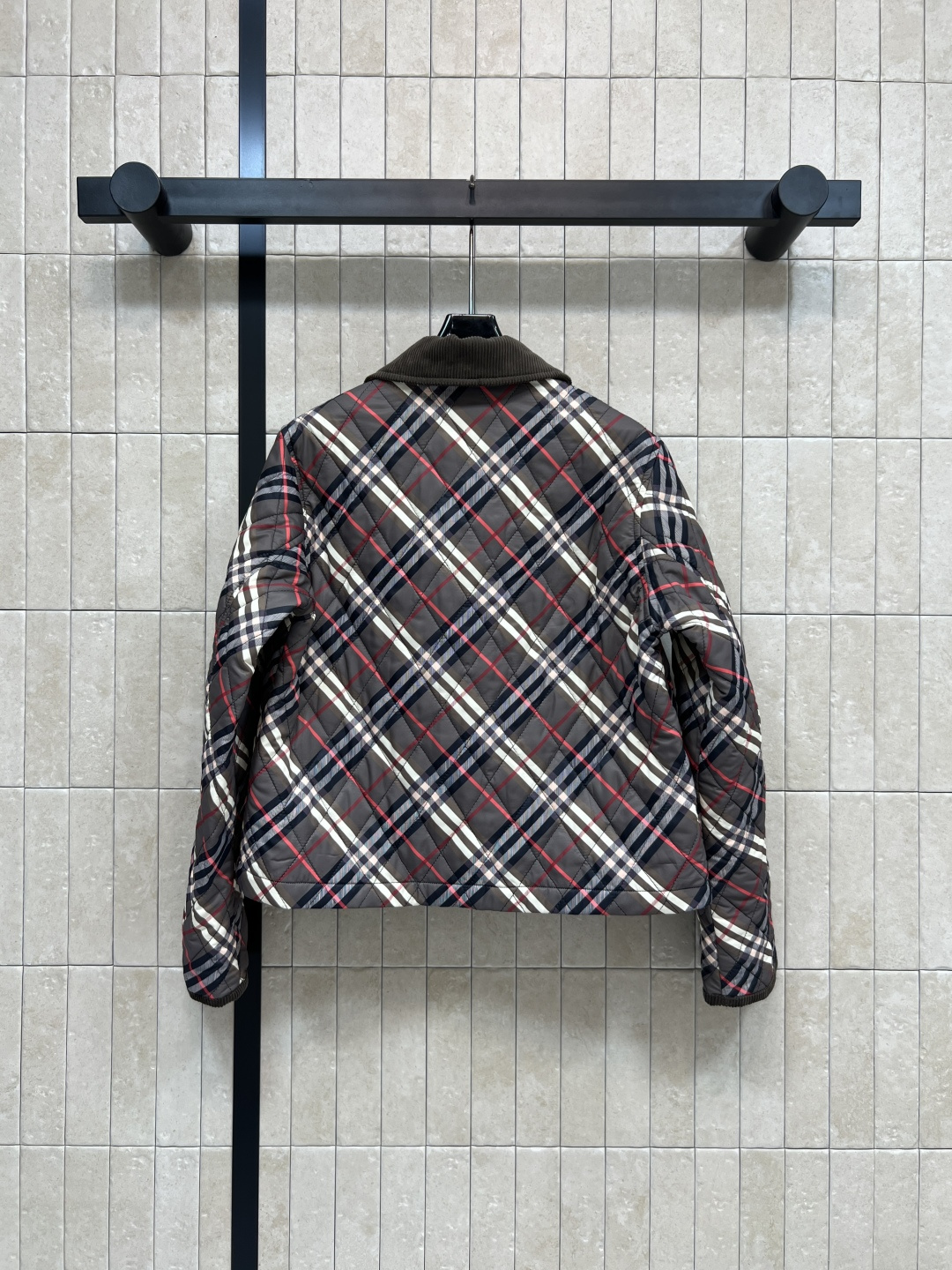 BUR 25秋冬新款 灯芯绒翻领拼接衍缝格纹夹棉外套 短款宽松设计 亮眼装饰灯芯绒衣领 按扣与隐藏式拉链