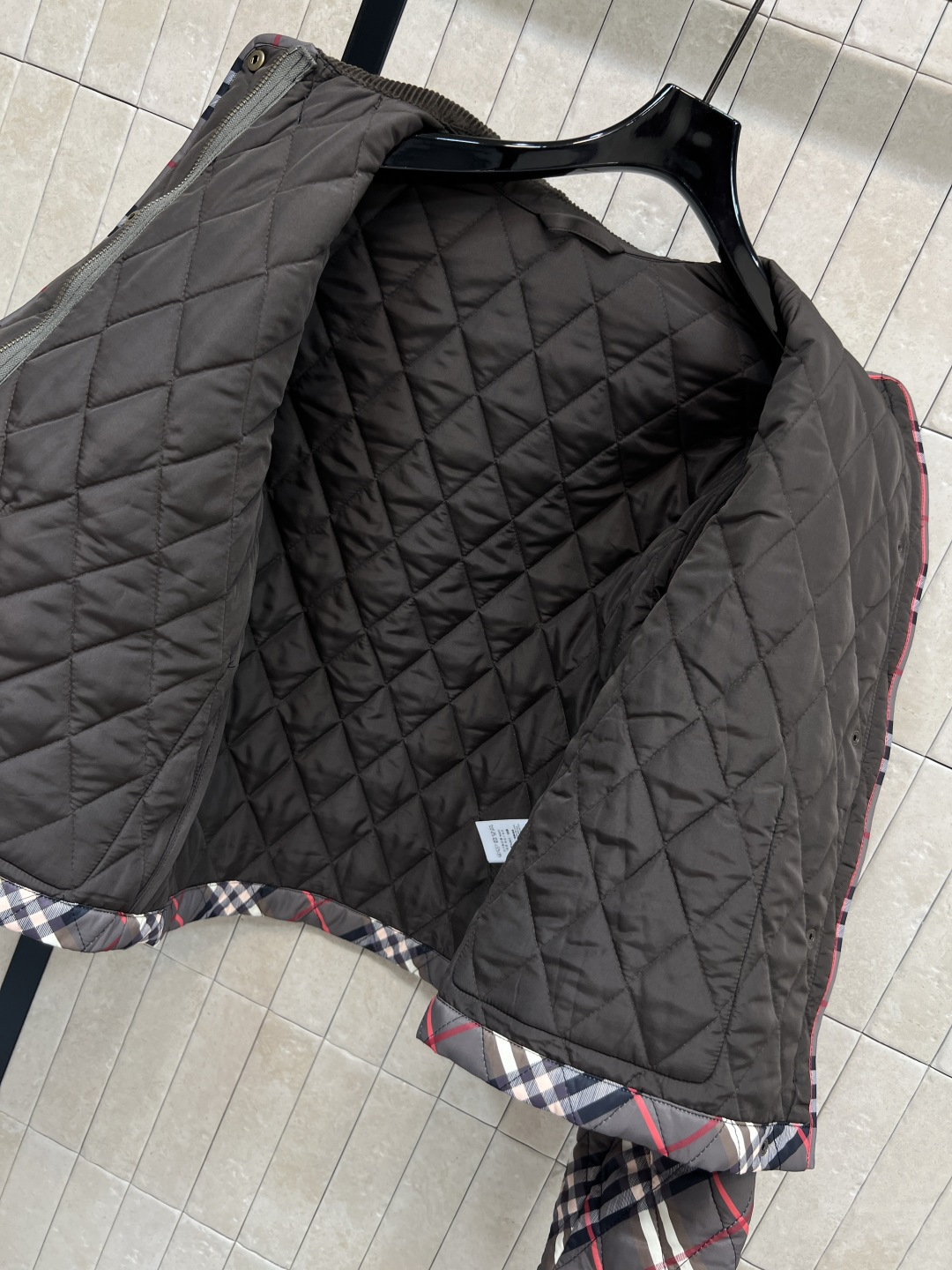 BUR 25秋冬新款 灯芯绒翻领拼接衍缝格纹夹棉外套 短款宽松设计 亮眼装饰灯芯绒衣领 按扣与隐藏式拉链