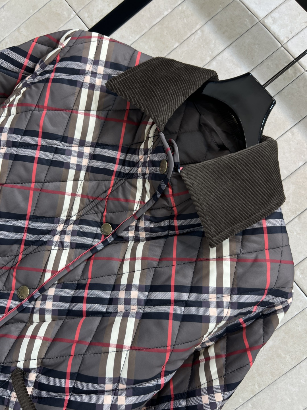 BUR 25秋冬新款 灯芯绒翻领拼接衍缝格纹夹棉外套 短款宽松设计 亮眼装饰灯芯绒衣领 按扣与隐藏式拉链
