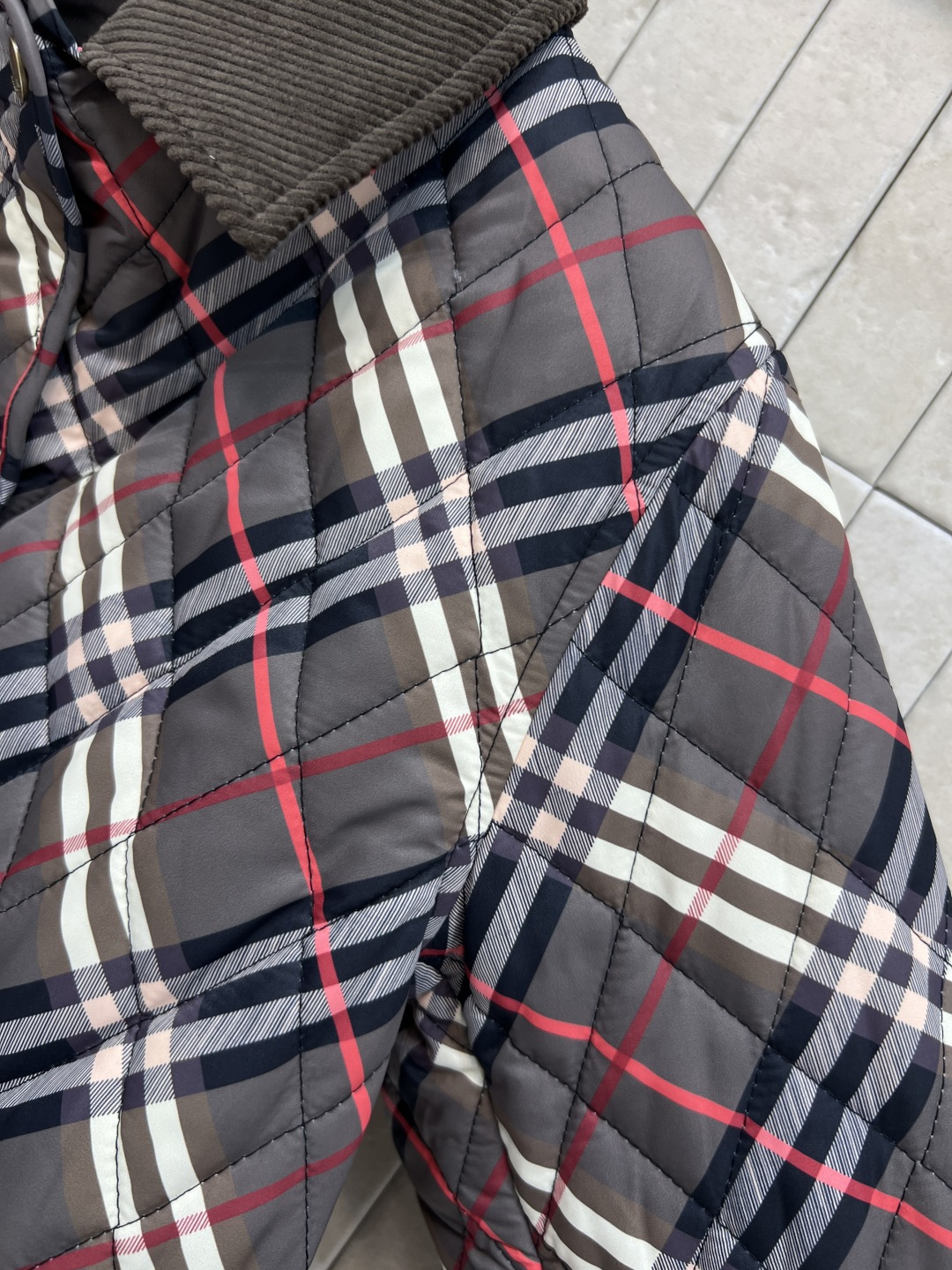 BUR 25秋冬新款 灯芯绒翻领拼接衍缝格纹夹棉外套 短款宽松设计 亮眼装饰灯芯绒衣领 按扣与隐藏式拉链