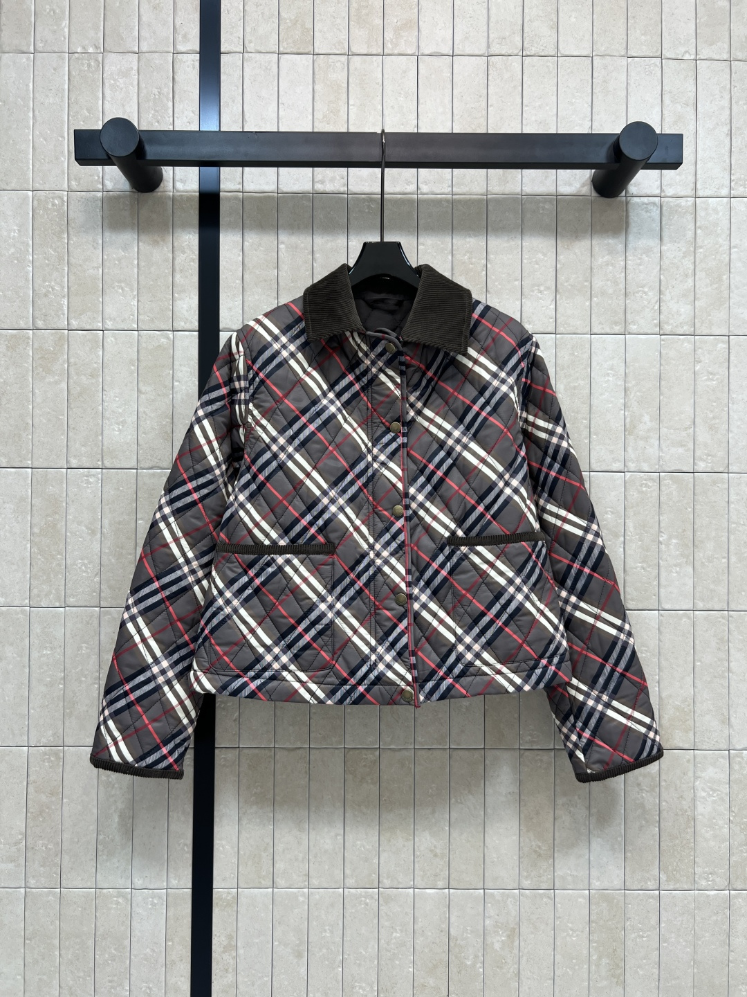 NO:547983,BUR 25 autumn and winter new corduroy lapel spliced ​​plaid plaid plaid cotton jacket Short loose design Bright eye-catching decorative corduroy collar Snaps and hidden zipper Classic plaid small cotton jacket with upper body covering flesh to make you look slimming, warm and practical wear, showing the brand charm The right product selection Double temperament Daily recommendation for going out on the street Two colors and three codes Size/S-M-L, burberry, jackets & coats, alexander wang19860909BUR 25秋冬新款 灯芯绒翻领拼接衍缝格纹夹棉外套 短款宽松设计 亮眼装饰灯芯绒衣领 按扣与隐藏式拉链 经典格纹夹棉小棉服上身遮肉显瘦 保暖实穿 彰显品牌魅力 单品选对 气质翻倍 日常出街推荐 两色三码Size/S-M-L,,burberry,jackets & coats,alexander wang,Women's clothing