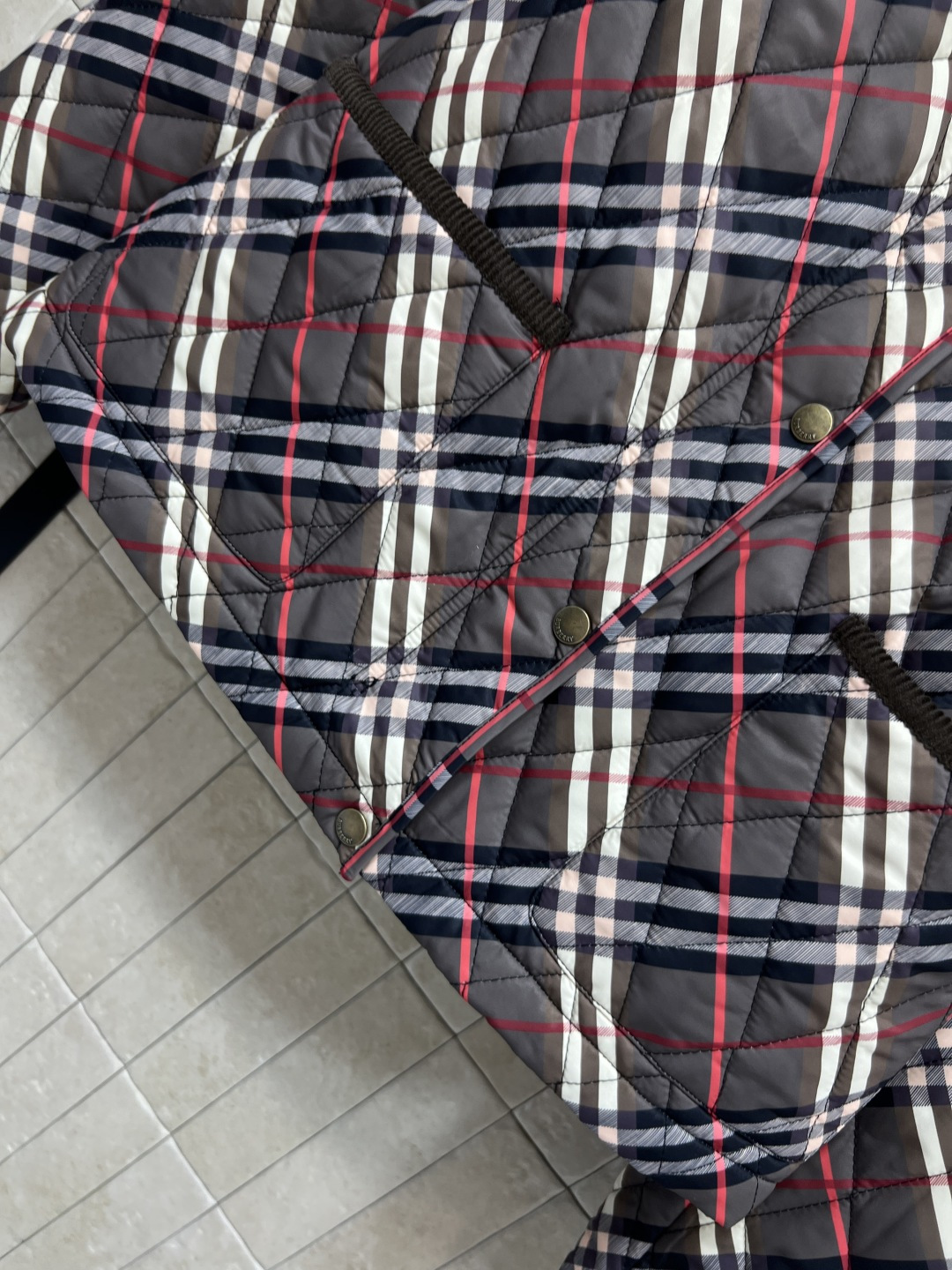 BUR 25秋冬新款 灯芯绒翻领拼接衍缝格纹夹棉外套 短款宽松设计 亮眼装饰灯芯绒衣领 按扣与隐藏式拉链
