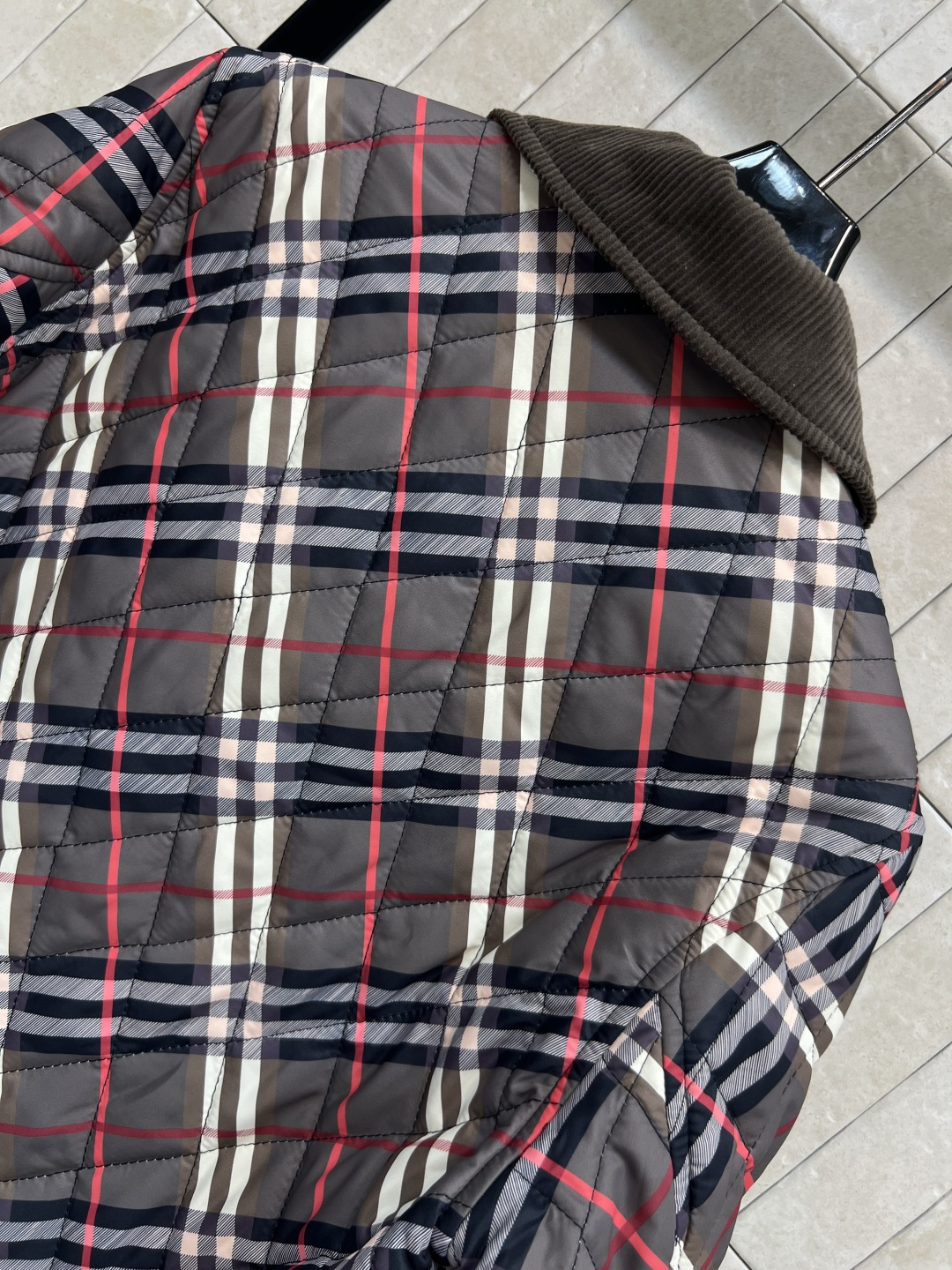 BUR 25秋冬新款 灯芯绒翻领拼接衍缝格纹夹棉外套 短款宽松设计 亮眼装饰灯芯绒衣领 按扣与隐藏式拉链