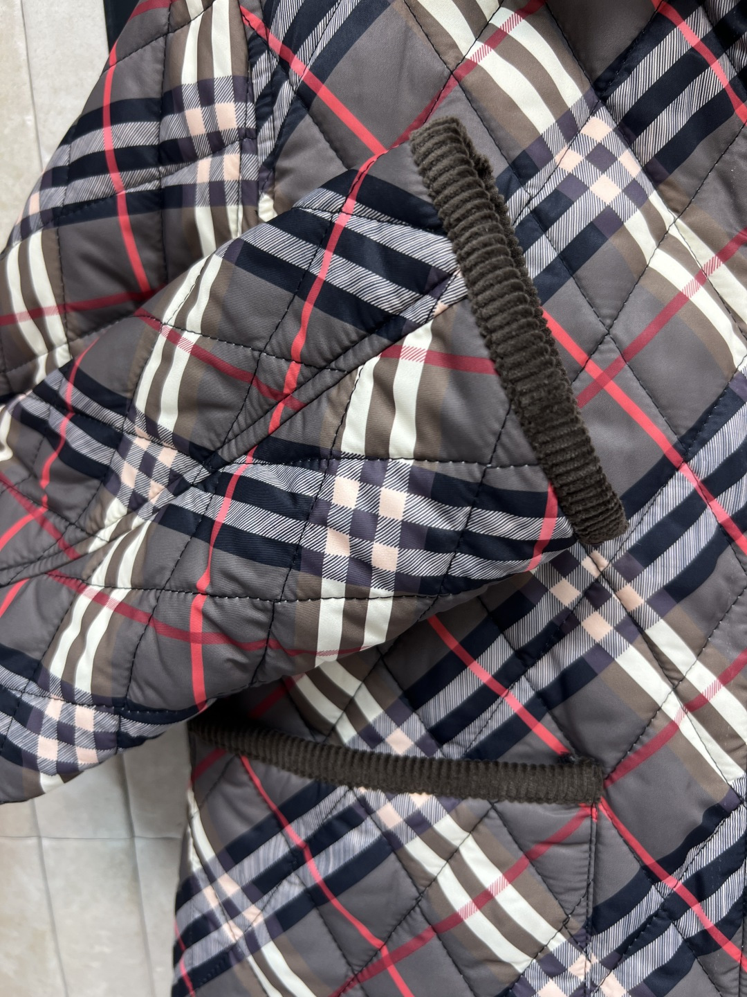BUR 25秋冬新款 灯芯绒翻领拼接衍缝格纹夹棉外套 短款宽松设计 亮眼装饰灯芯绒衣领 按扣与隐藏式拉链