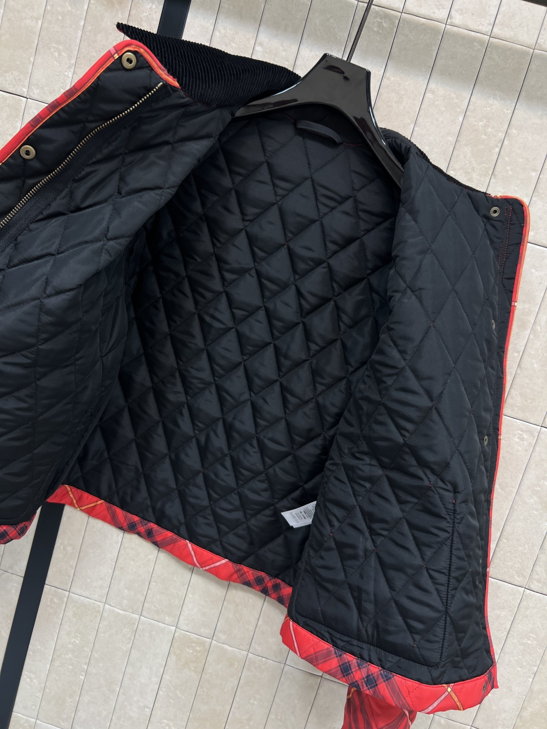 BUR 25秋冬新款 灯芯绒翻领拼接衍缝格纹夹棉外套 短款宽松设计 亮眼装饰灯芯绒衣领 按扣与隐藏式拉链