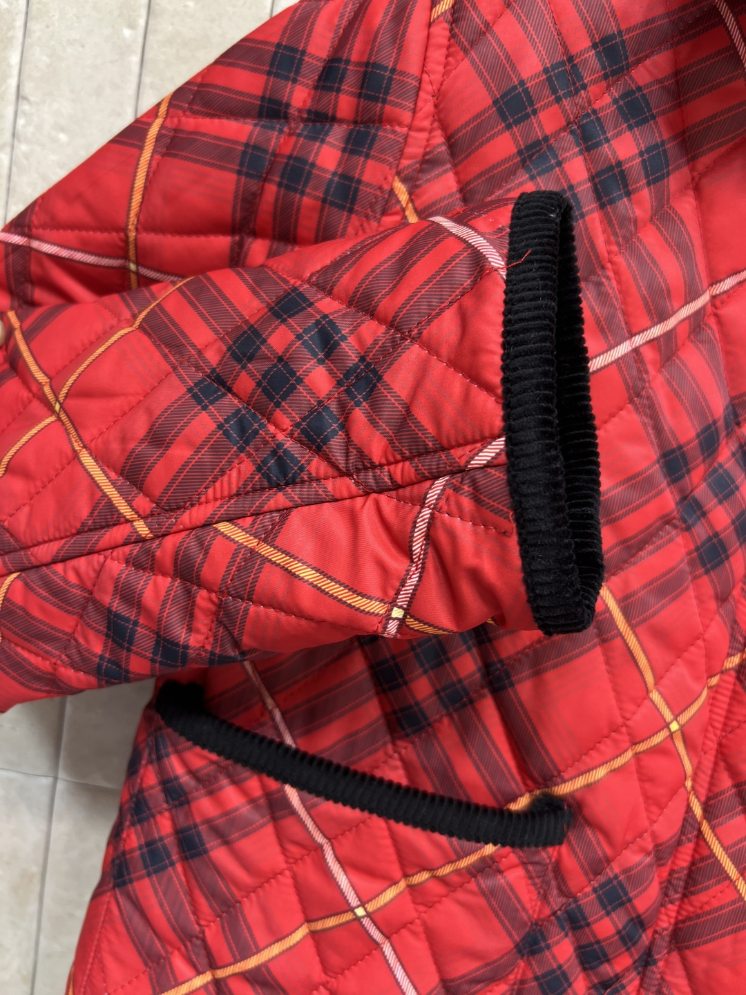 BUR 25秋冬新款 灯芯绒翻领拼接衍缝格纹夹棉外套 短款宽松设计 亮眼装饰灯芯绒衣领 按扣与隐藏式拉链