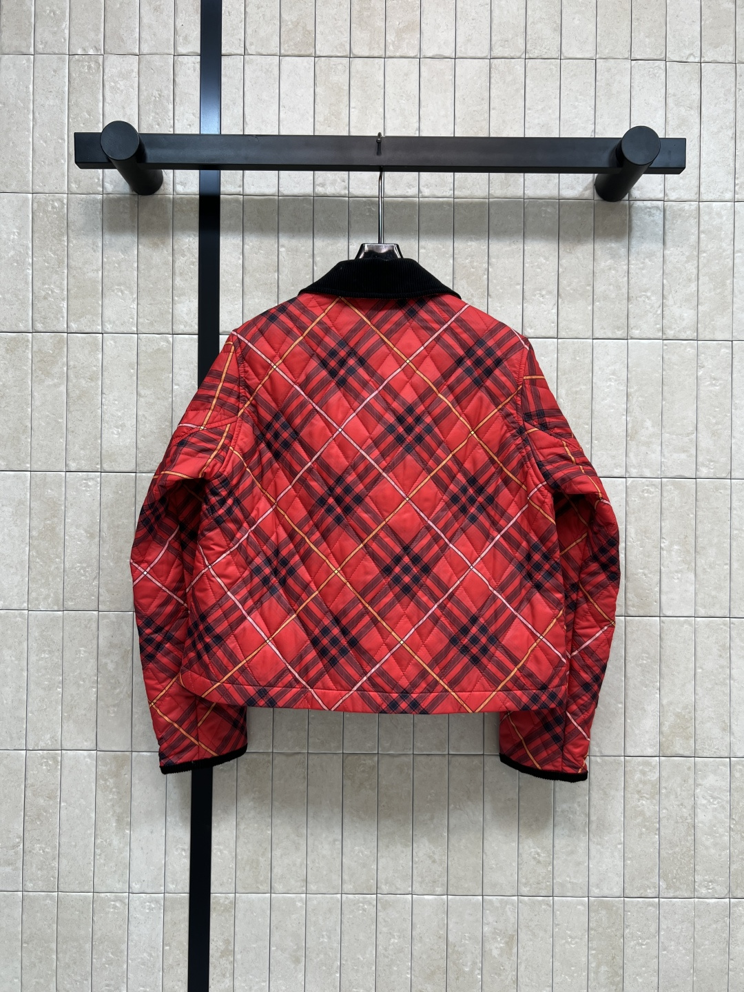 BUR 25秋冬新款 灯芯绒翻领拼接衍缝格纹夹棉外套 短款宽松设计 亮眼装饰灯芯绒衣领 按扣与隐藏式拉链