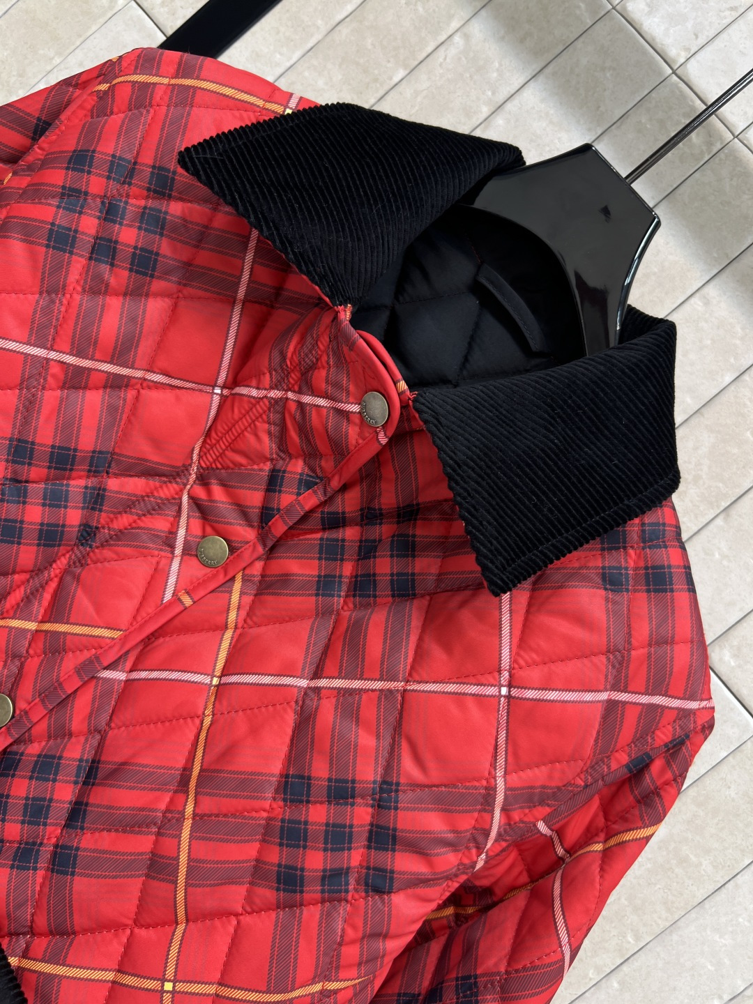 BUR 25秋冬新款 灯芯绒翻领拼接衍缝格纹夹棉外套 短款宽松设计 亮眼装饰灯芯绒衣领 按扣与隐藏式拉链