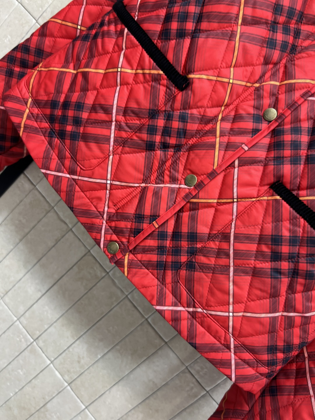 BUR 25秋冬新款 灯芯绒翻领拼接衍缝格纹夹棉外套 短款宽松设计 亮眼装饰灯芯绒衣领 按扣与隐藏式拉链