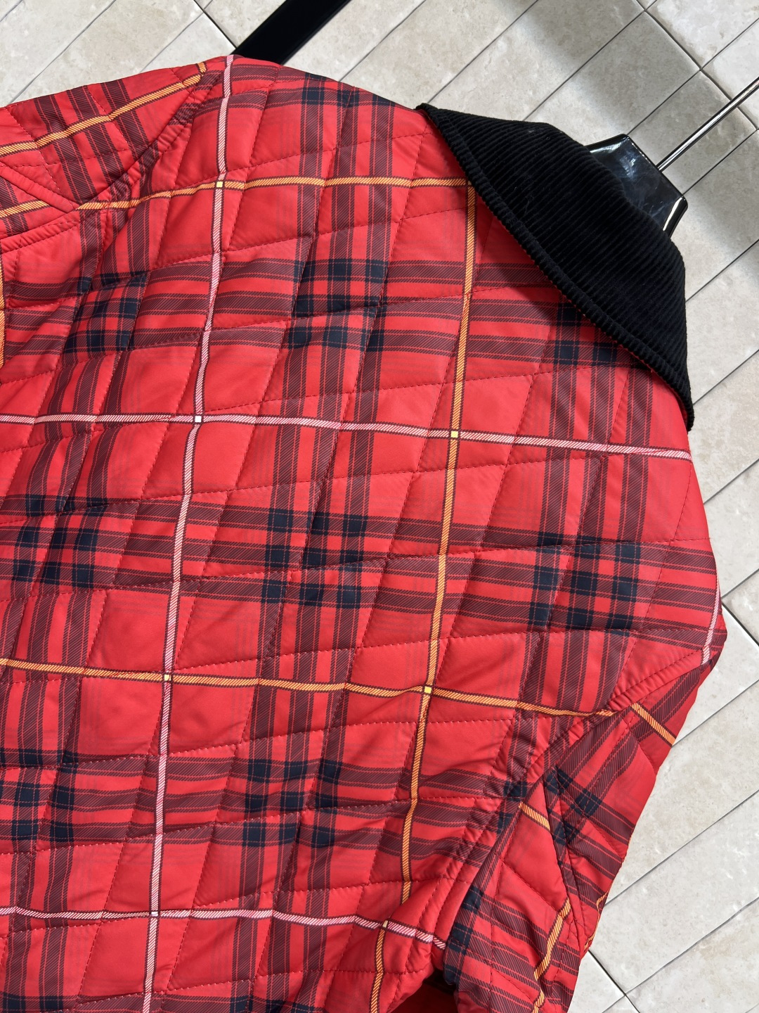 BUR 25秋冬新款 灯芯绒翻领拼接衍缝格纹夹棉外套 短款宽松设计 亮眼装饰灯芯绒衣领 按扣与隐藏式拉链