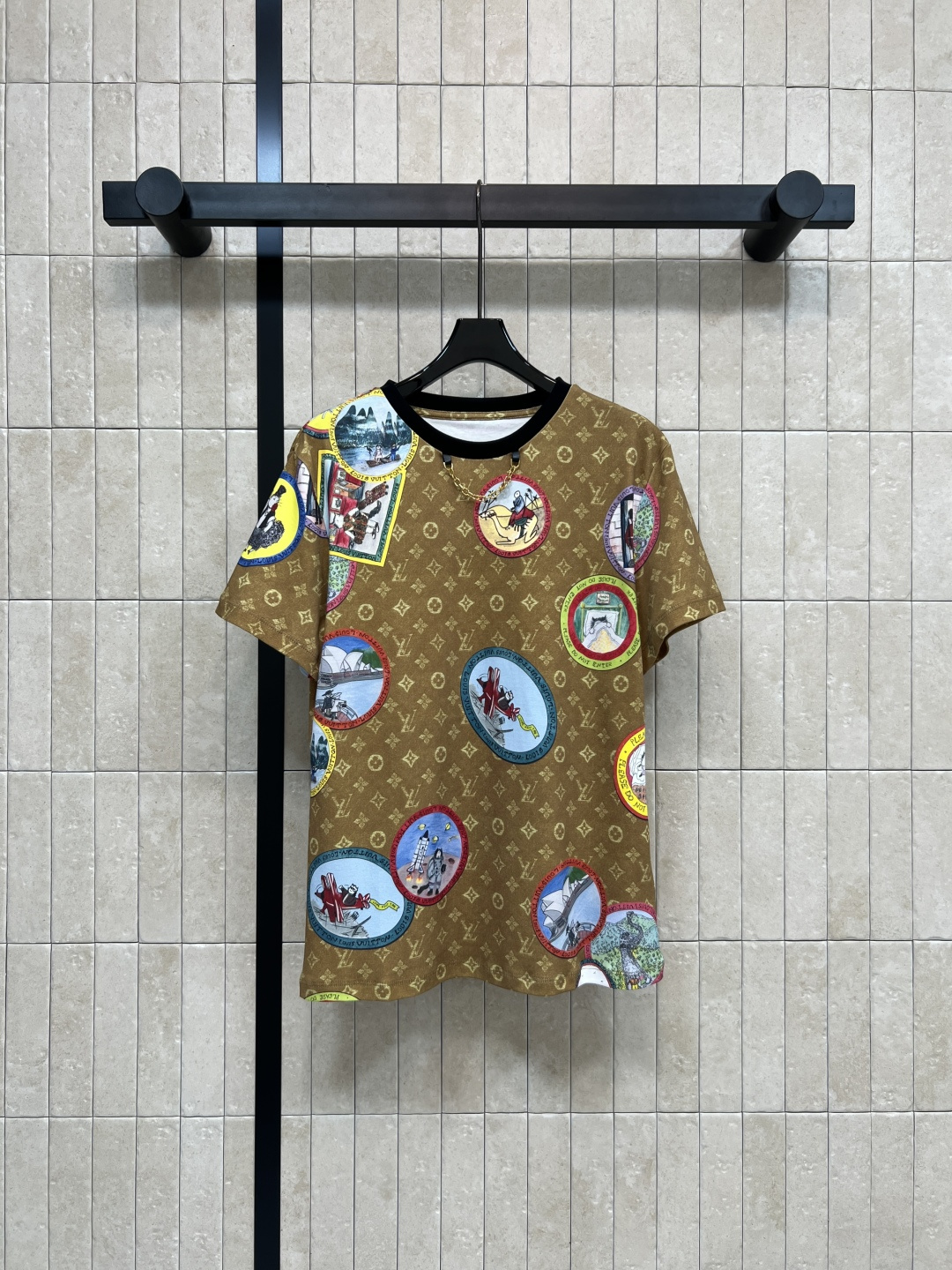 NO:548003,L Home 25 autumn and winter new style cartoon stamp presbyterian short-sleeved T-shirt custom cartoon stamp pattern printed dark pattern presbyterian pure cotton fabric very cool and comfortable to live. Classic loose style, lively and show youthful vitality and temperament. Easy to match can create a fashionable and age-reducing girlish feeling. Four sizes in one color S-M-L - XL,,louis vuitton,T-shirt,tees,t-shirt,alexander wang19860909L家 25秋冬新款 卡通邮票老花短袖T恤 定制卡通邮票图案印花暗纹老花纯棉面料 非常清凉一整个舒服住 经典宽松版型 灵动展示青春活力气质 轻松搭配就能穿出时髦减龄的少女感 一色四码 S-M-L - XL,,louis vuitton,T-shirt,tees，t-shirt,alexander wang,Women's clothing