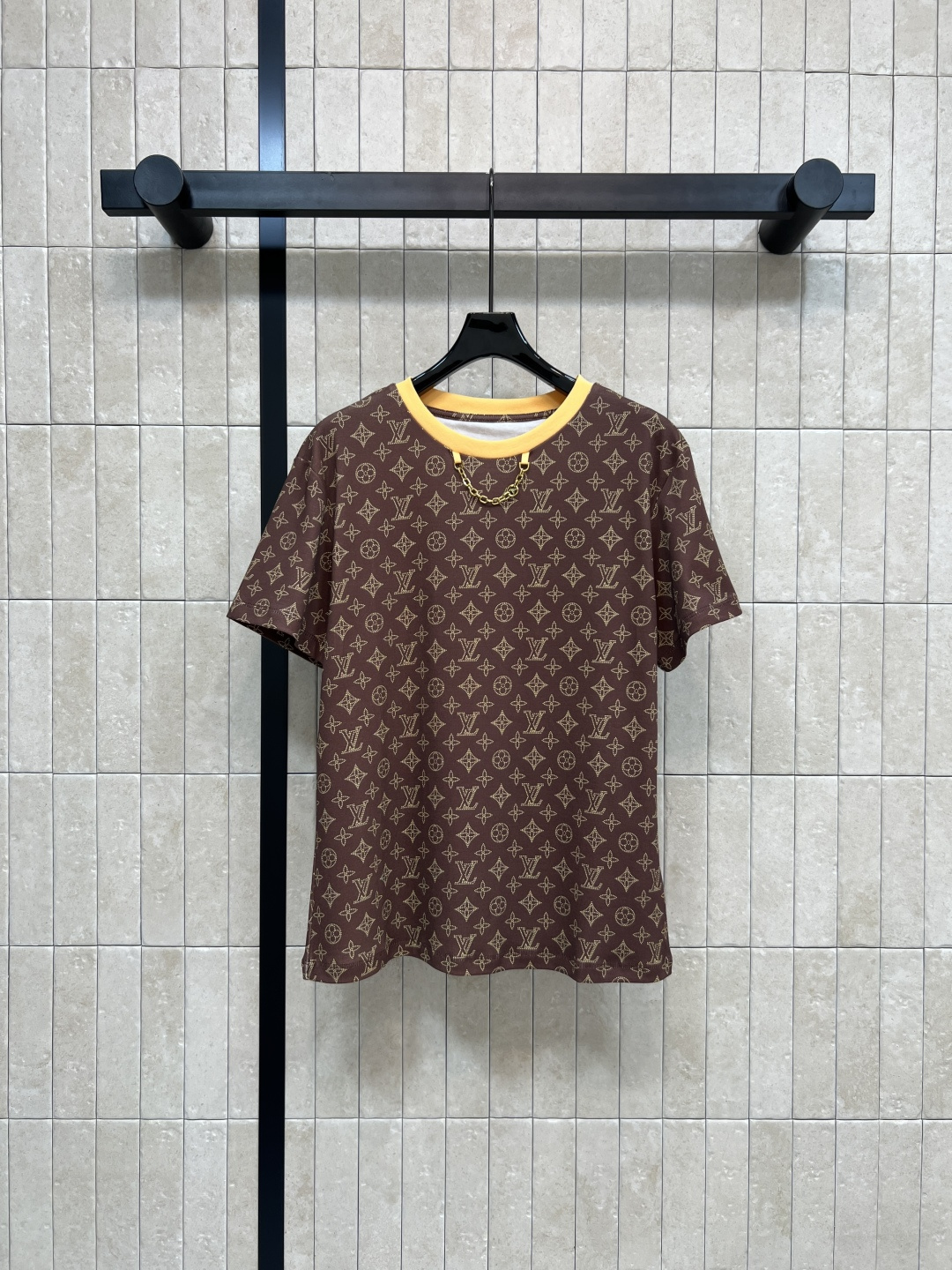 NO:548013,L's 25 new autumn and winter style classic presbyopic short-sleeved T-shirt, fashionable matching item, perfect BF boyfriend style, a must-have classic item every year. The classic color matching presbyopic effect is so eye-catching. It is extra fashionable to match with all kinds of jackets. There is no limit to daily wear and matching, and it will look younger no matter how you wear it. One color and four sizes S-M-L - XL, Louis Vuitton, jackets & coats, T-shirt, tees, t-shirt, alexander wang19860909L家 25秋冬新款 经典老花短袖T恤 时髦搭配单品 妥妥的BF男友风 每年必备的经典单品 经典配色老花效果太吸睛了 搭配各种外套都是加分时髦 日常穿着搭配无局限怎么穿都很减龄 一色四码 S-M-L - XL,,louis vuitton,jackets & coats,T-shirt,tees，t-shirt,alexander wang,Women's clothing