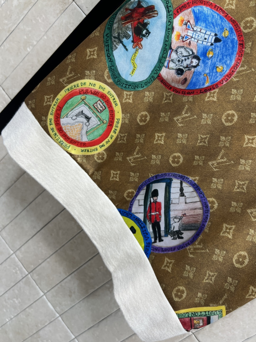 L家 25秋冬新款 卡通邮票老花拼接针织系列 短袖T恤 +V领长袖开衫 经典老花提花卡通邮票图案拼接针织