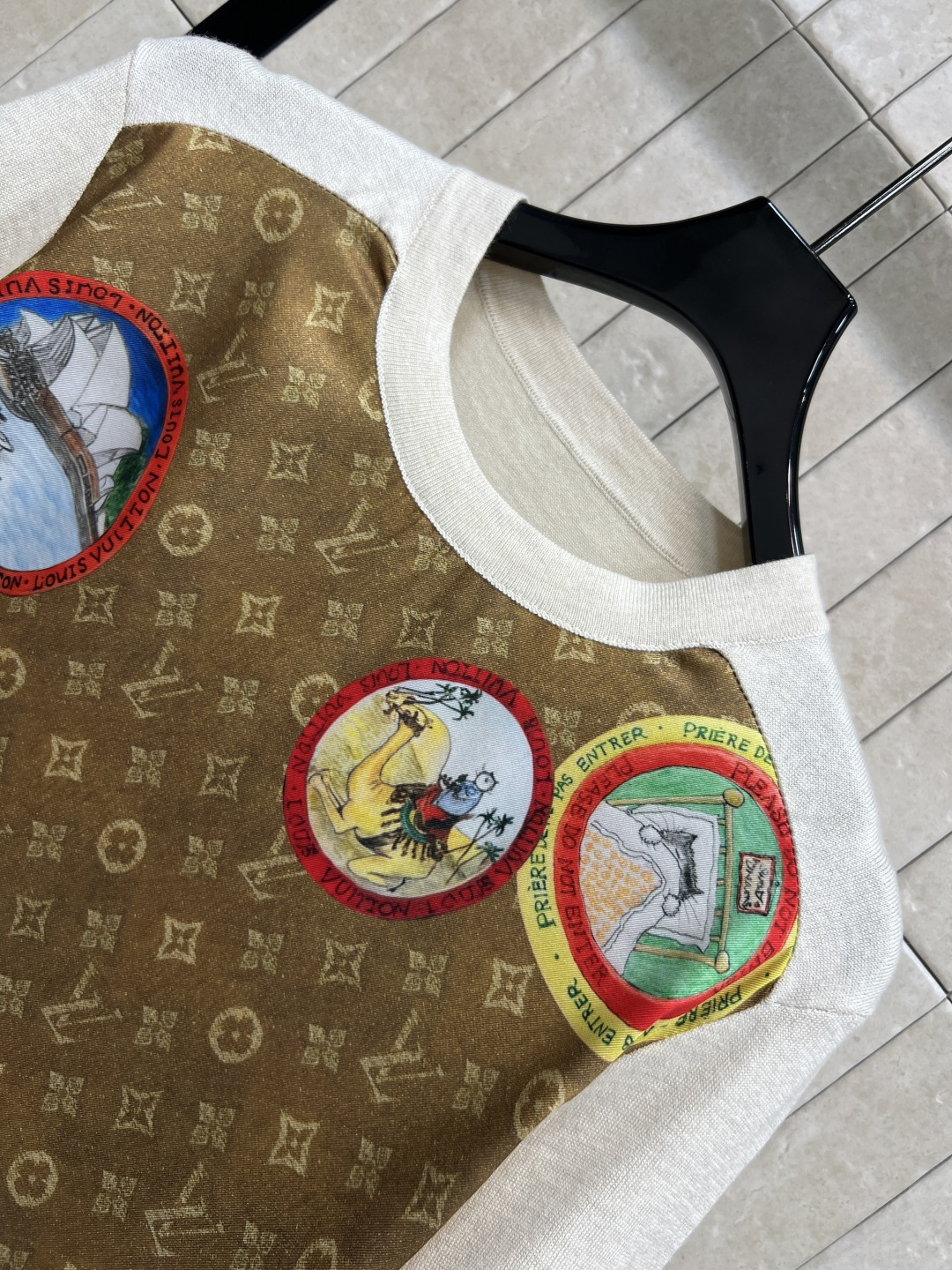 L家 25秋冬新款 卡通邮票老花拼接针织系列 短袖T恤 +V领长袖开衫 经典老花提花卡通邮票图案拼接针织