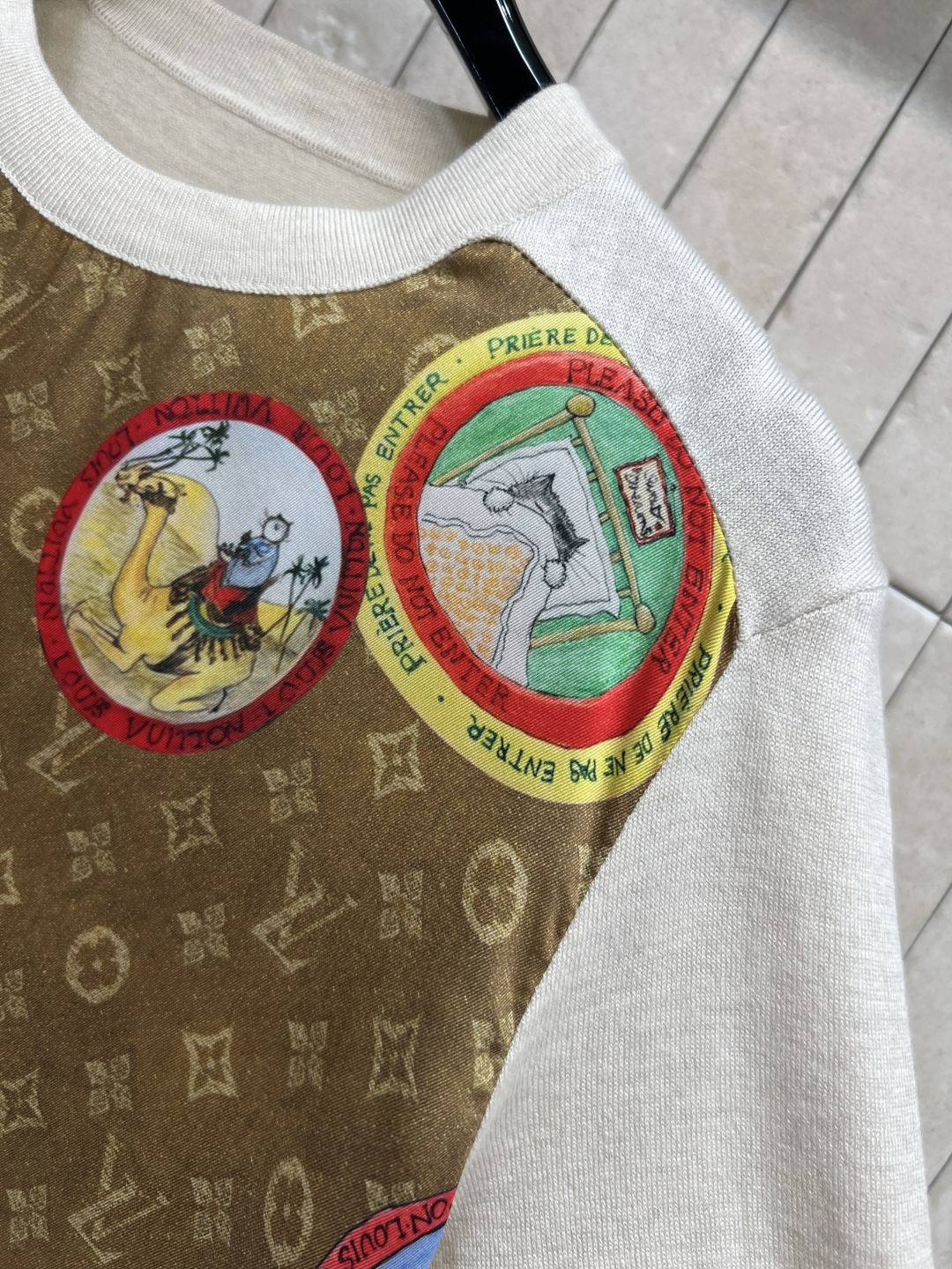 L家 25秋冬新款 卡通邮票老花拼接针织系列 短袖T恤 +V领长袖开衫 经典老花提花卡通邮票图案拼接针织