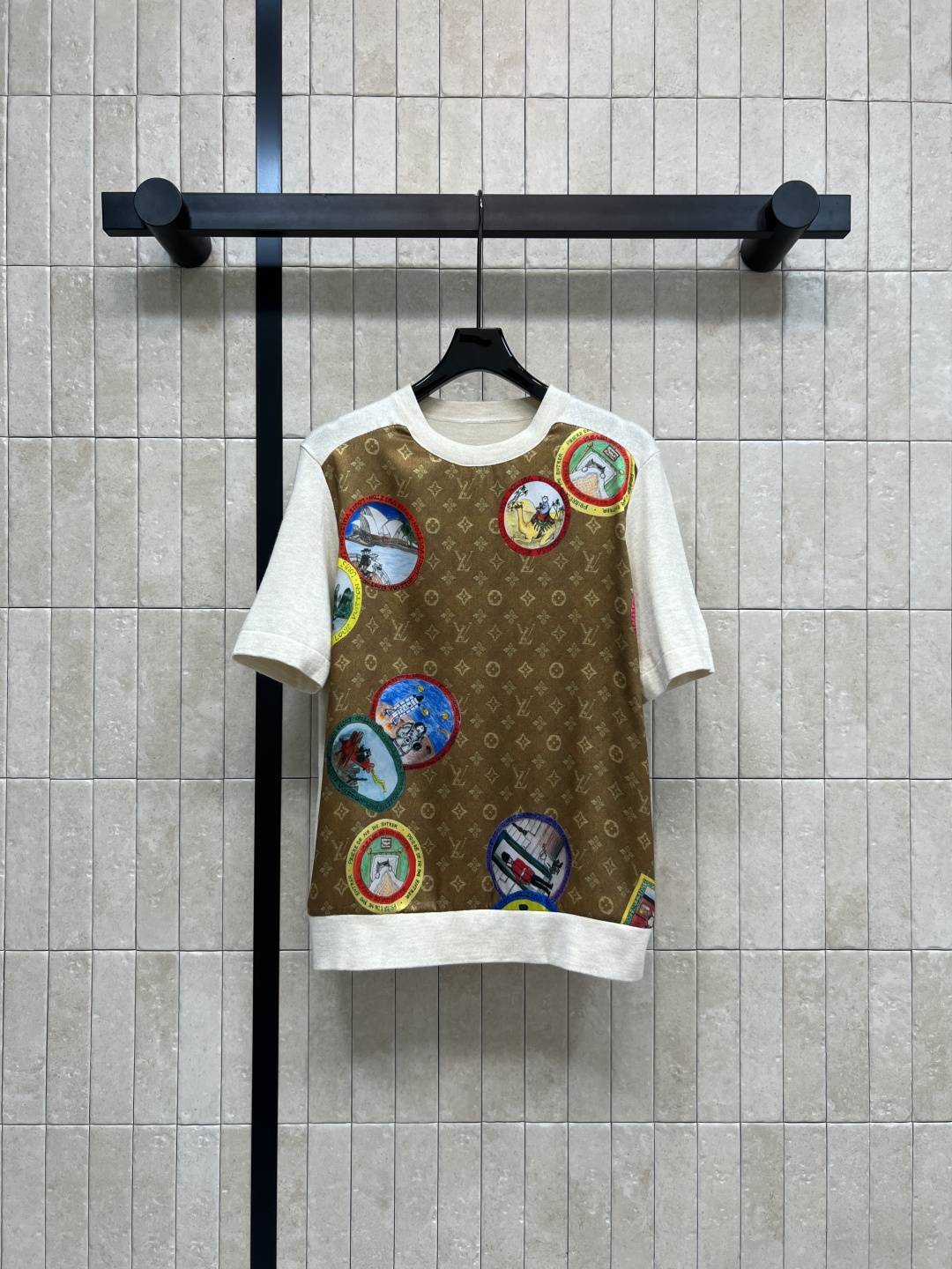 NO:548022,L Home 25 autumn and winter new style cartoon stamps prescription knitted series Short-sleeved T-shirt + V-neck long-sleeved cardigan classic prescription jacquard cartoon stamp pattern spliced ​​knitted fabric classic style versatile and not picky. Daily recommended thin classic items. Yanlai is also very refreshing. Original custom buttons. Two colors and four codes. Size/S-M-L- XL,,louis vuitton,T-shirt,tees,t-shirt,alexander wang19860909L家 25秋冬新款 卡通邮票老花拼接针织系列 短袖T恤 +V领长袖开衫 经典老花提花卡通邮票图案拼接针织面料 经典版型百搭不挑人 日常推荐的薄款经典单品 颜来也很清爽 原版定制扣子 两色四码 Size/S-M-L- XL,,louis vuitton,T-shirt,tees，t-shirt,alexander wang,Women's clothing