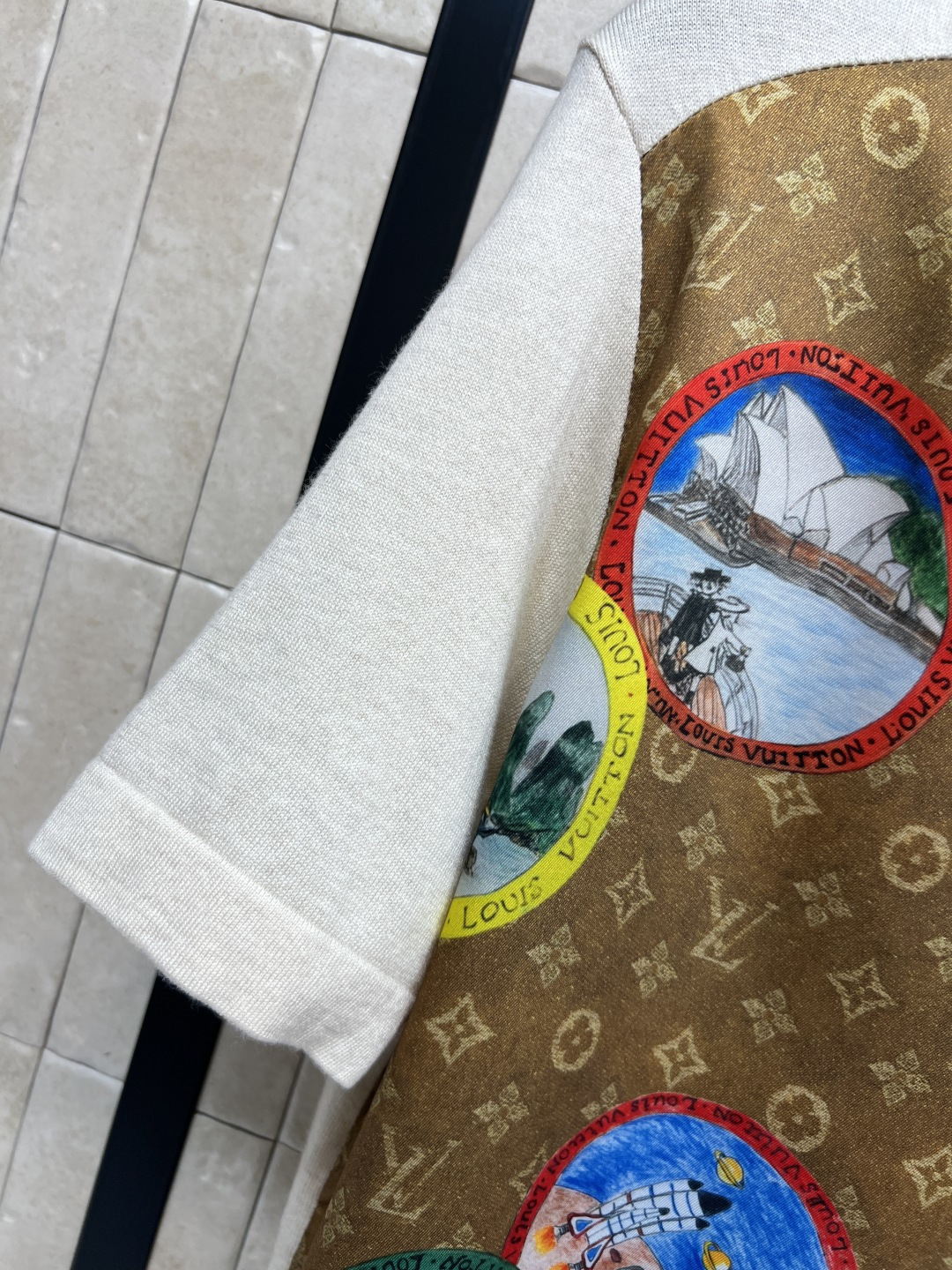 L家 25秋冬新款 卡通邮票老花拼接针织系列 短袖T恤 +V领长袖开衫 经典老花提花卡通邮票图案拼接针织