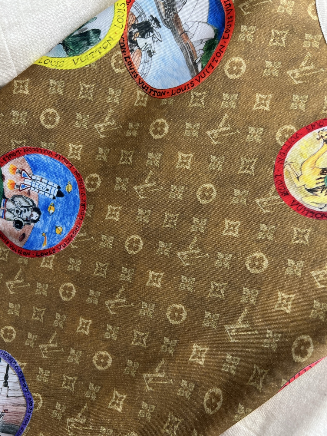 L家 25秋冬新款 卡通邮票老花拼接针织系列 短袖T恤 +V领长袖开衫 经典老花提花卡通邮票图案拼接针织