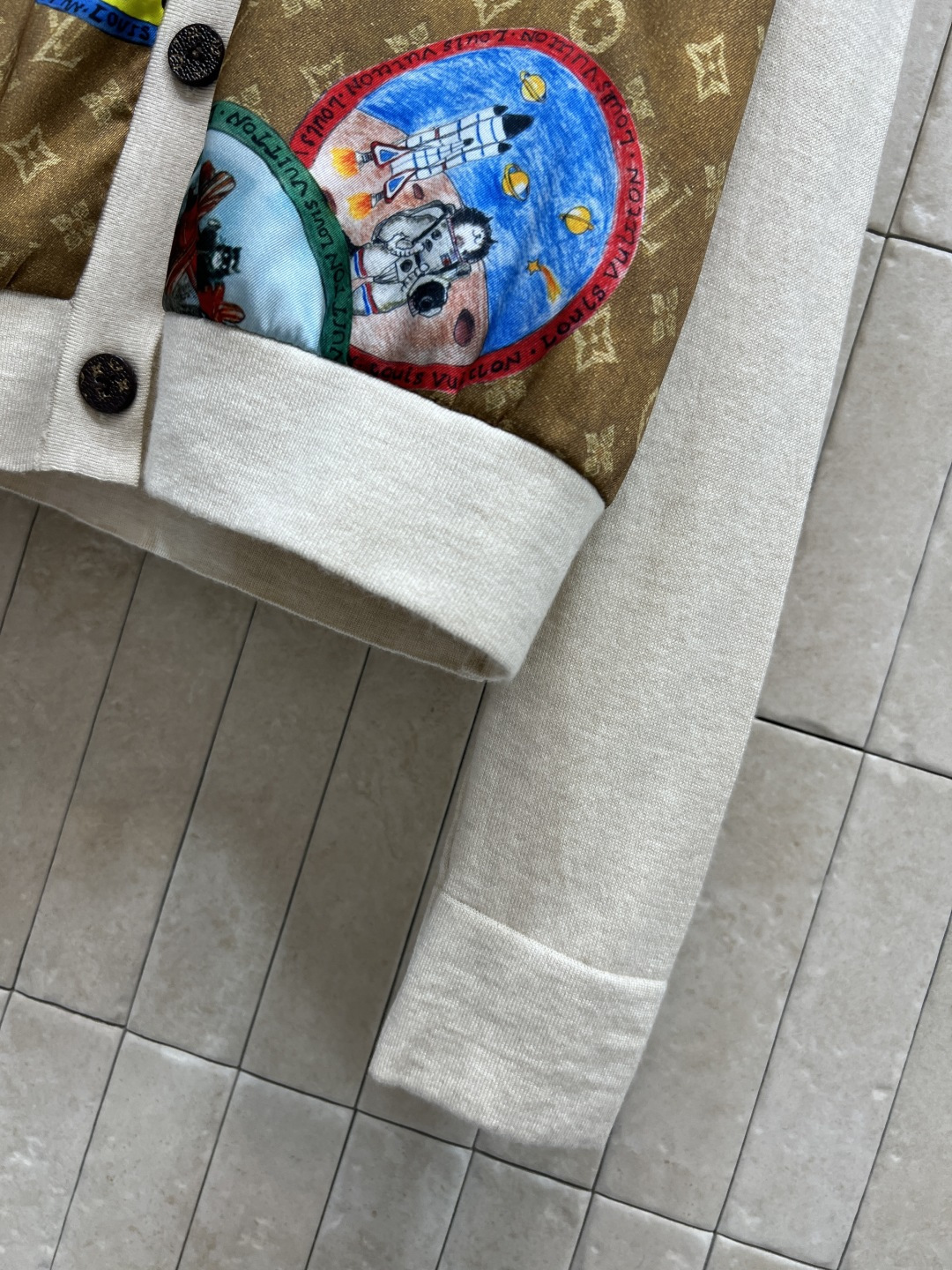 L家 25秋冬新款 卡通邮票老花拼接针织系列 短袖T恤 +V领长袖开衫 经典老花提花卡通邮票图案拼接针织