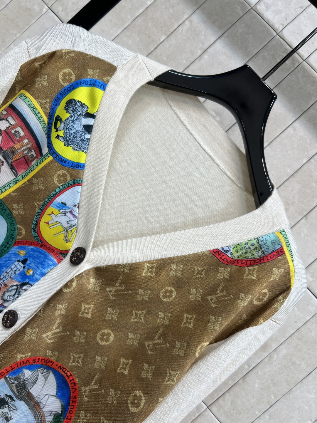 L家 25秋冬新款 卡通邮票老花拼接针织系列 短袖T恤 +V领长袖开衫 经典老花提花卡通邮票图案拼接针织