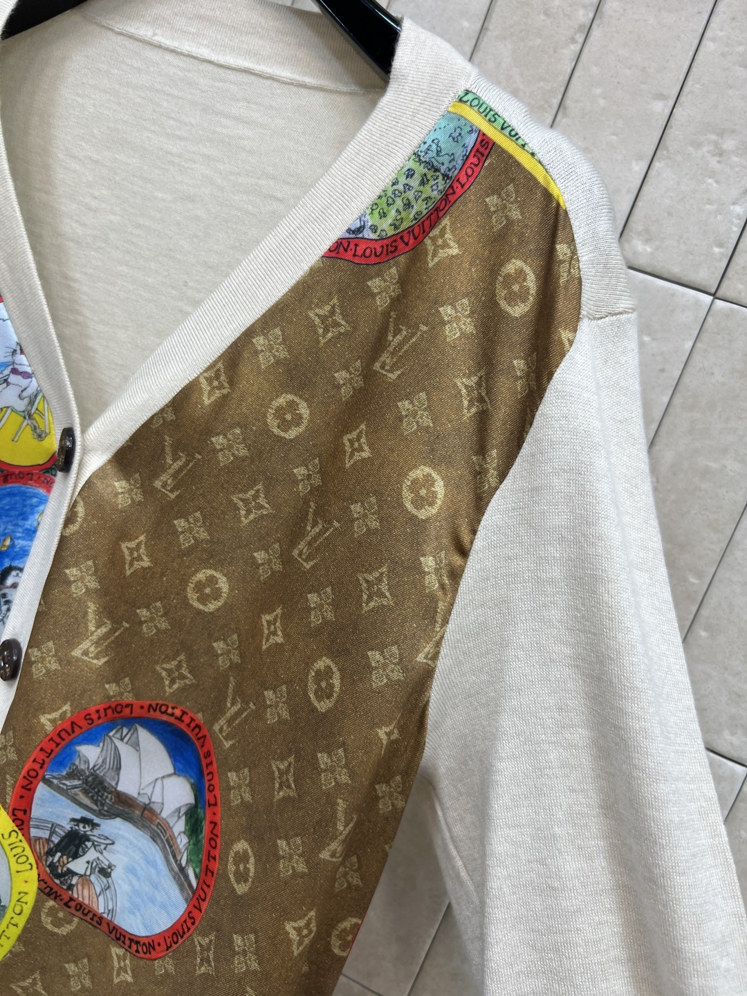 L家 25秋冬新款 卡通邮票老花拼接针织系列 短袖T恤 +V领长袖开衫 经典老花提花卡通邮票图案拼接针织