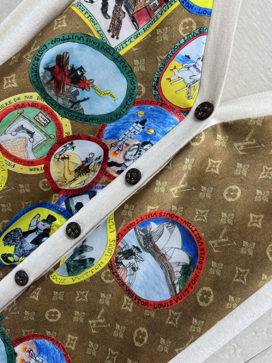 L家 25秋冬新款 卡通邮票老花拼接针织系列 短袖T恤 +V领长袖开衫 经典老花提花卡通邮票图案拼接针织