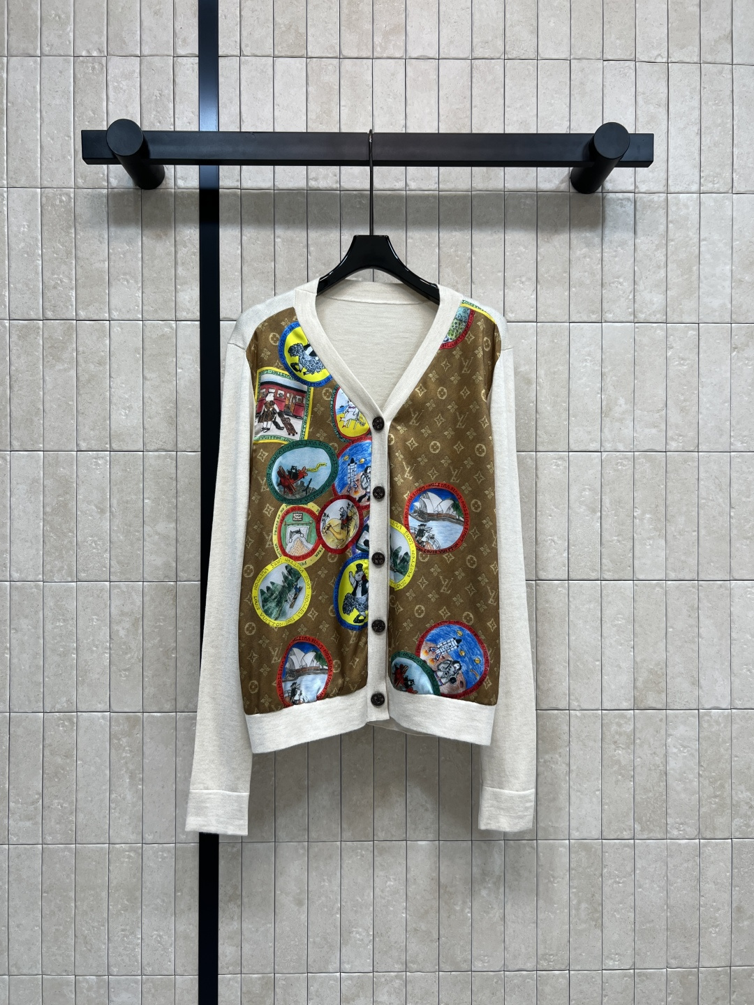 NO:548032,L Home 25 autumn and winter new style cartoon stamps prescription knitted series Short-sleeved T-shirt + V-neck long-sleeved cardigan classic prescription jacquard cartoon stamp pattern spliced ​​knitted fabric classic style versatile and not picky. The thin classic items recommended for daily life are also very refreshing. Original custom buttons Two colors and four codes Size/S-M-L- XL,,louis vuitton,T-shirt,tees,t-shirt,alexander wang19860909L家 25秋冬新款 卡通邮票老花拼接针织系列 短袖T恤 +V领长袖开衫 经典老花提花卡通邮票图案拼接针织面料 经典版型百搭不挑人 日常推荐的薄款经典单品 颜来也很清爽 原版定制扣子 两色四码 Size/S-M-L- XL,,louis vuitton,T-shirt,tees，t-shirt,alexander wang,Women's clothing