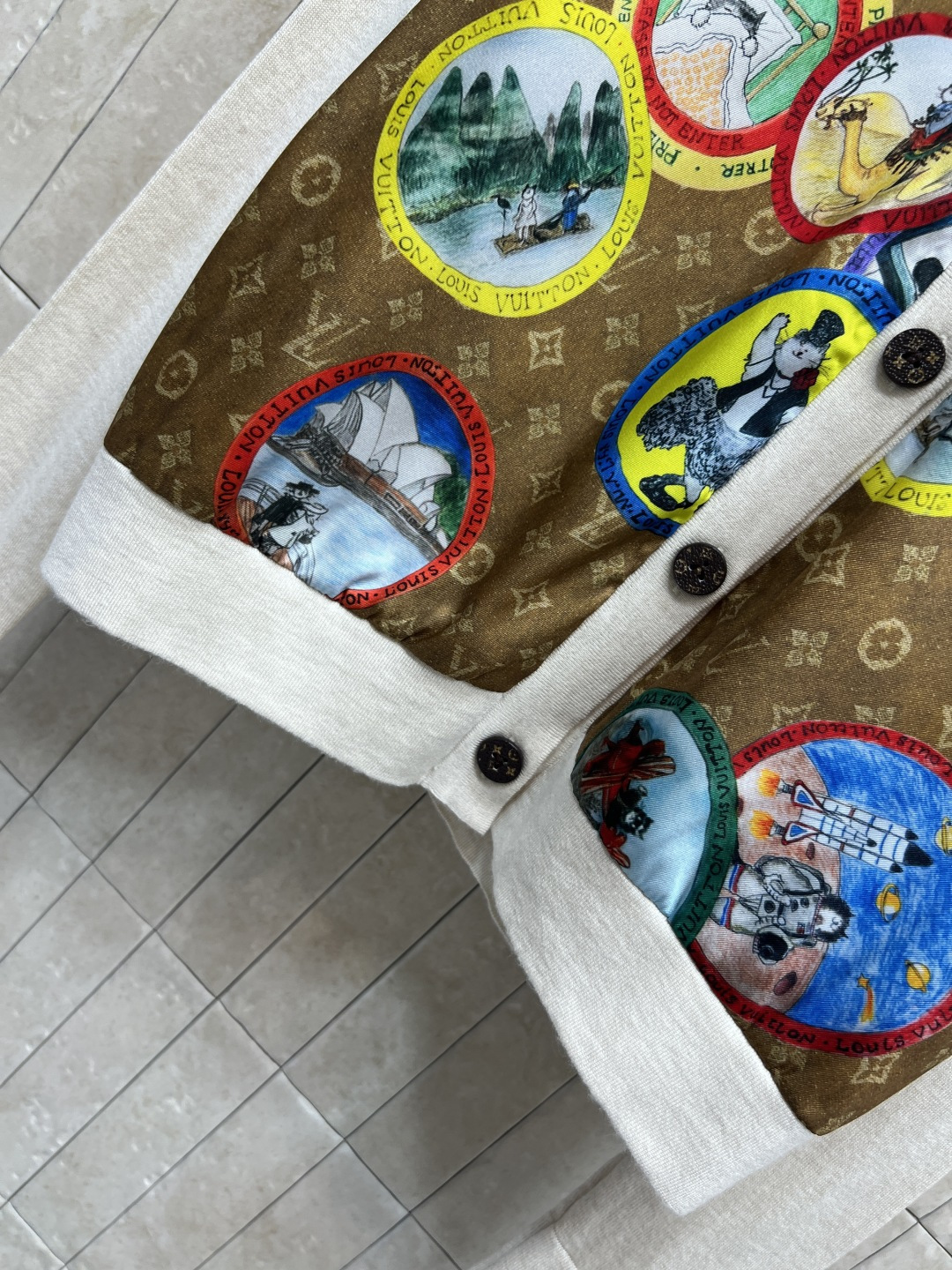 L家 25秋冬新款 卡通邮票老花拼接针织系列 短袖T恤 +V领长袖开衫 经典老花提花卡通邮票图案拼接针织