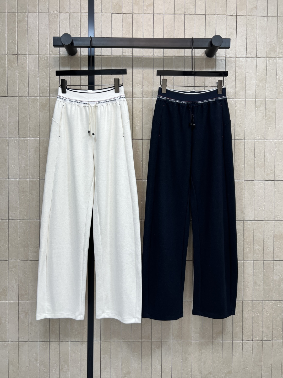 NO:548062,AW 25 autumn and winter new style, letter webbing scimitar casual pants, a must-have for every year, a must-have for everyone in the hands of a big girl, letter elastic waist design, wide-leg scimitar pants, easy to wear long legs, paired with short clothes, cool and spicy, two colors and three sizes, Size/S-M-L,,alexander wang,alexander wang19860909AW 25秋冬新款 字母织带弯刀休闲裤 每年必出的经典款 大王女孩人手必备 字母松紧腰身设计 阔腿的弯刀裤型 轻松的穿出大长腿 搭配小短款的衣服 又飒又辣 两色三码 Size/S-M-L,,alexander wang,alexander wang,Women's clothing