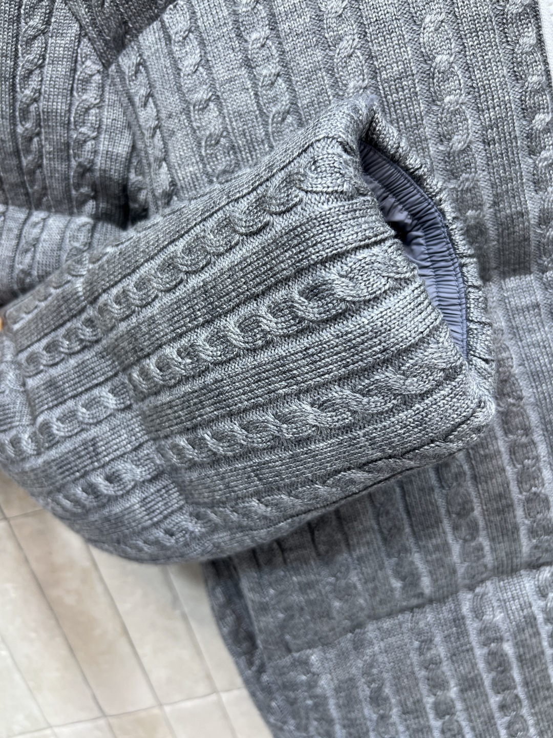 M家 25秋冬新款 提花针织立领羽绒服 中性灰色温柔特别耐看 宽松H版型藏肉显瘦上身非常有型 经典百搭小