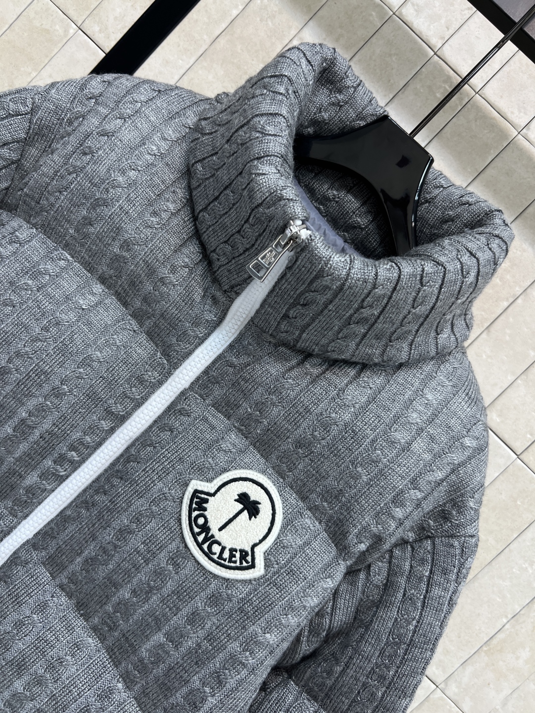 M家 25秋冬新款 提花针织立领羽绒服 中性灰色温柔特别耐看 宽松H版型藏肉显瘦上身非常有型 经典百搭小
