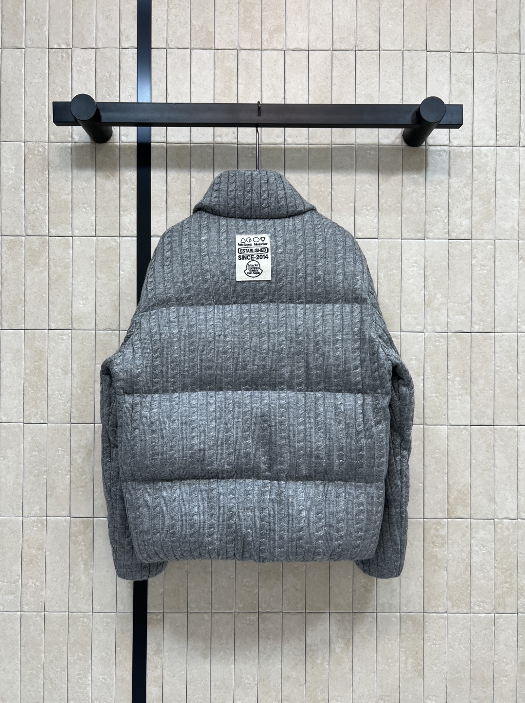 M家 25秋冬新款 提花针织立领羽绒服 中性灰色温柔特别耐看 宽松H版型藏肉显瘦上身非常有型 经典百搭小