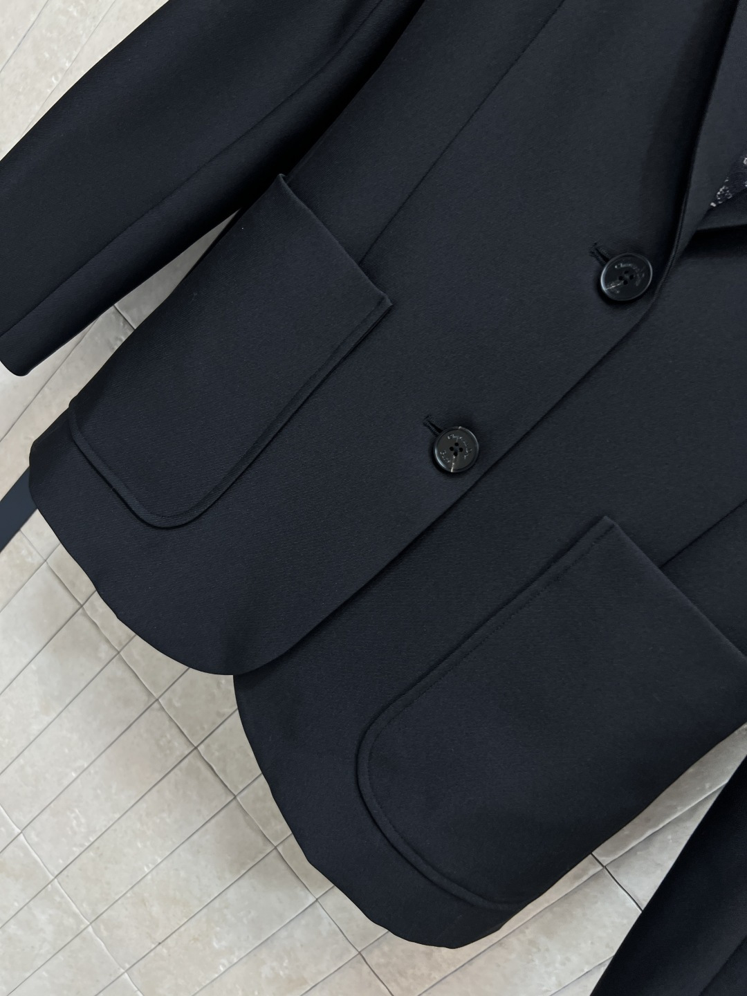 D家 25秋冬新款西装外套 阔版设计感十足的西装外套 时髦又带有气质休闲不失格调 配送刺绣小蜜蜂CD字母