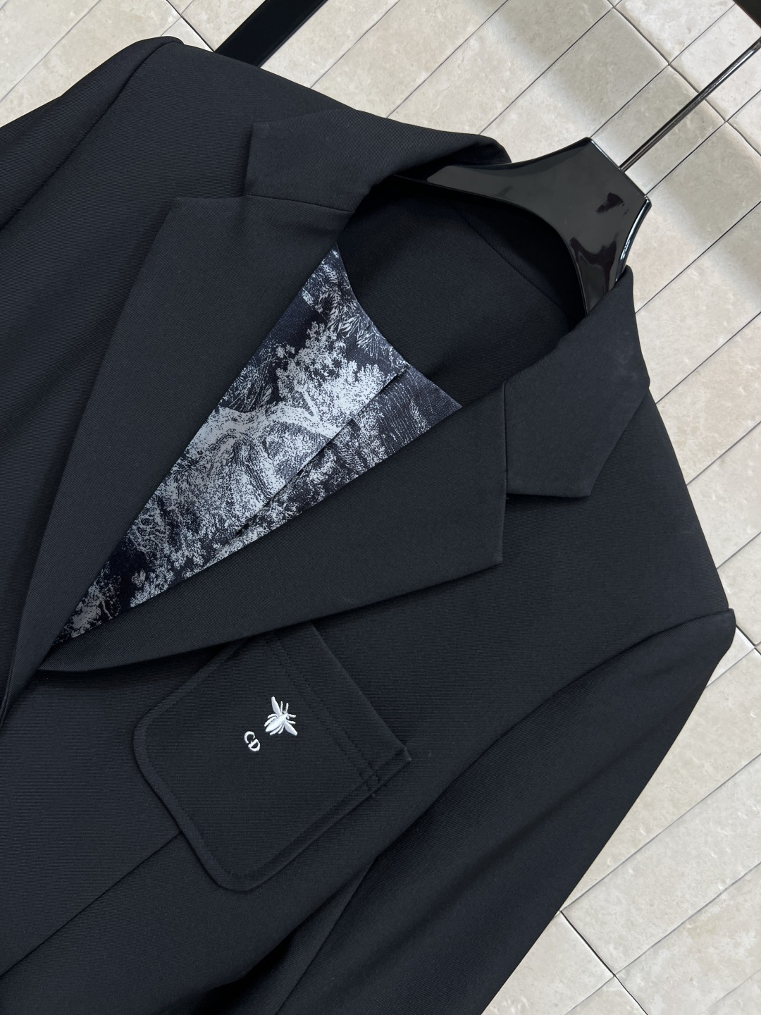 D家 25秋冬新款西装外套 阔版设计感十足的西装外套 时髦又带有气质休闲不失格调 配送刺绣小蜜蜂CD字母